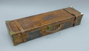 A William Evans brass mounted leather double gun case. 85.5 cm long.