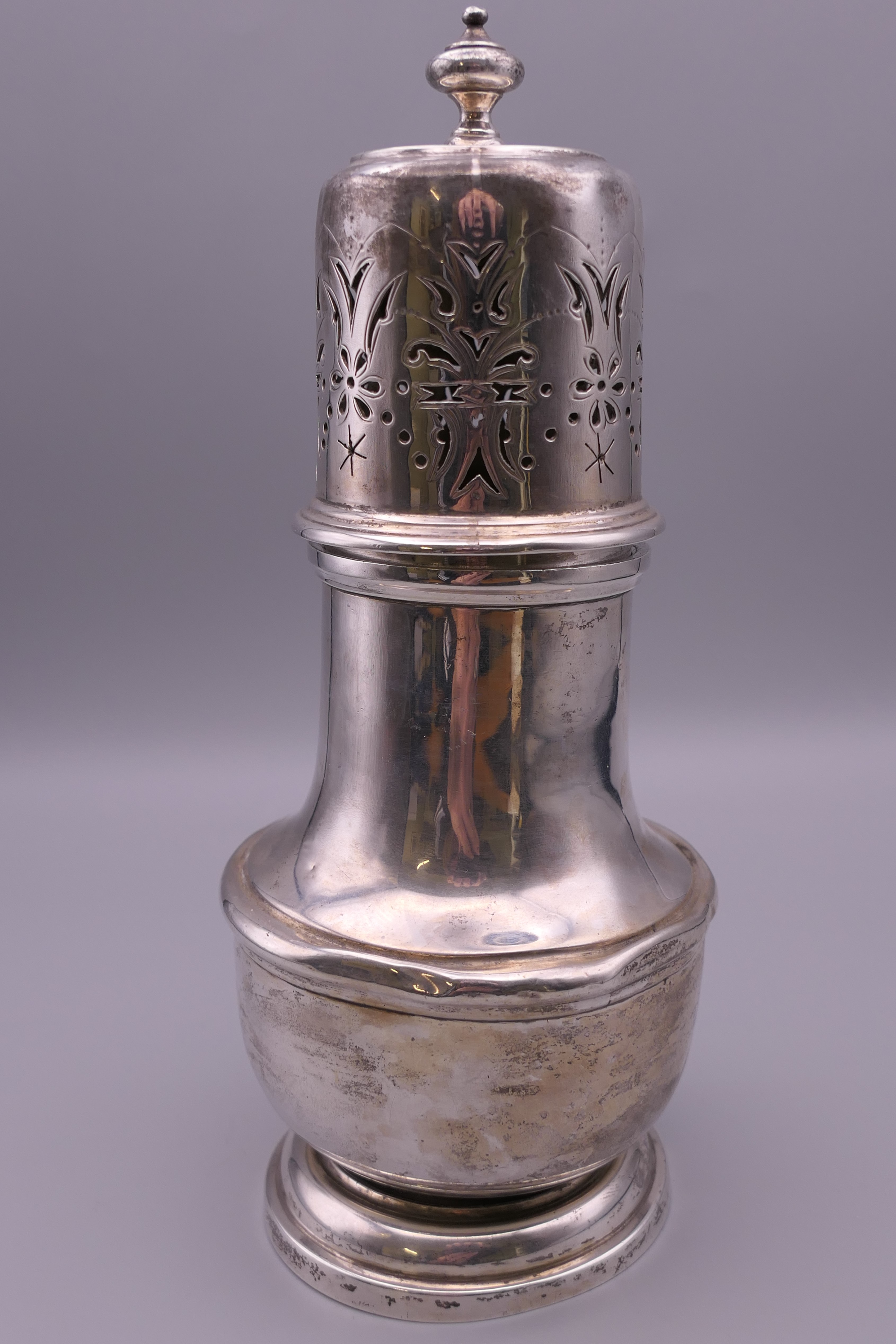 A silver sugar castor. 19 cm high. 263.1 grammes. - Image 3 of 17