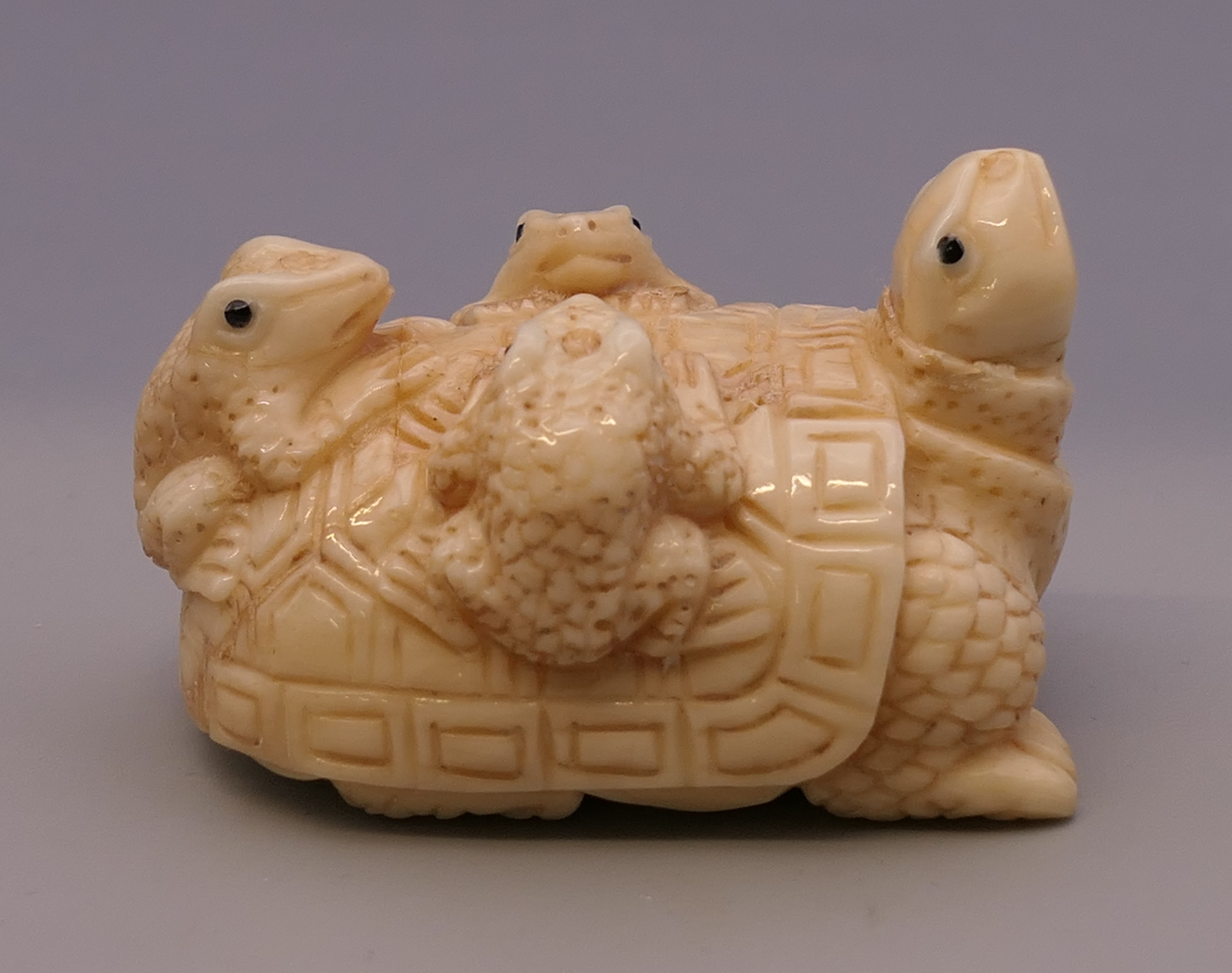 A bone carving formed as frogs and a tortoise. 5 cm long. - Image 3 of 6