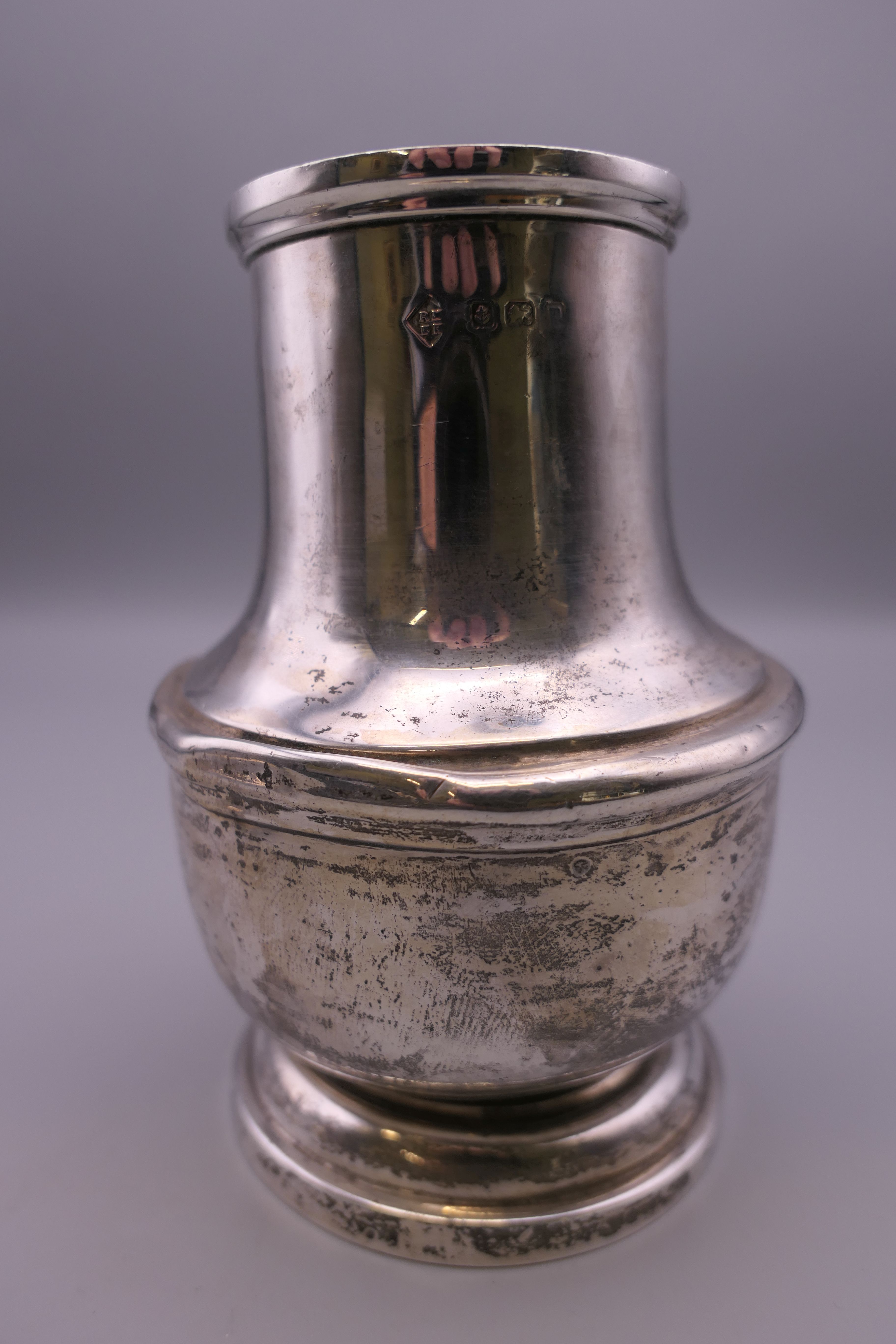 A silver sugar castor. 19 cm high. 263.1 grammes. - Image 9 of 17