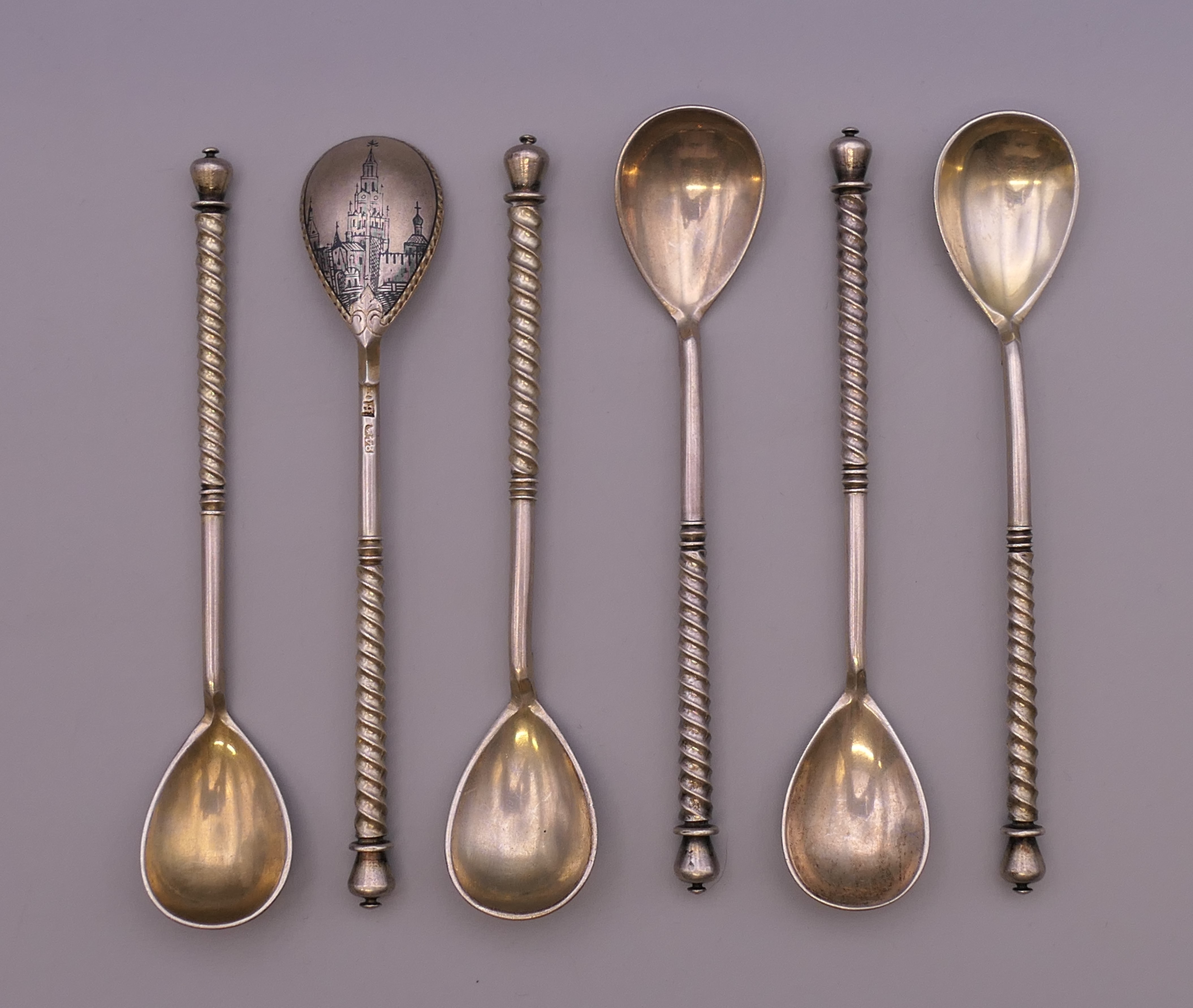 A set of six Russian silver niello teaspoons. 10.5 cm long. 86 grammes. - Bild 2 aus 5