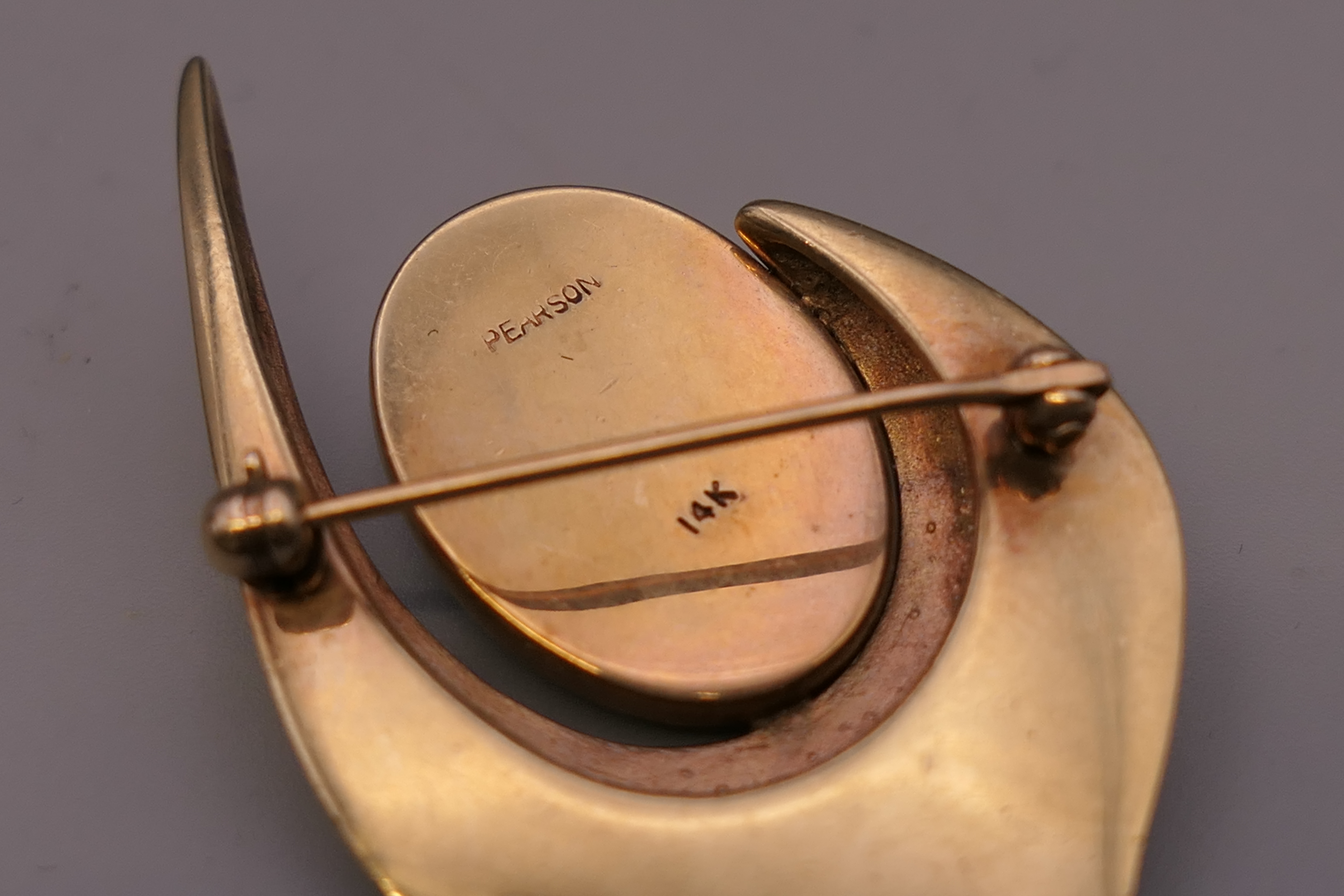 A 14 ct gold and opal brooch. 4.5 cm high. 10 grammes total weight. - Bild 5 aus 5