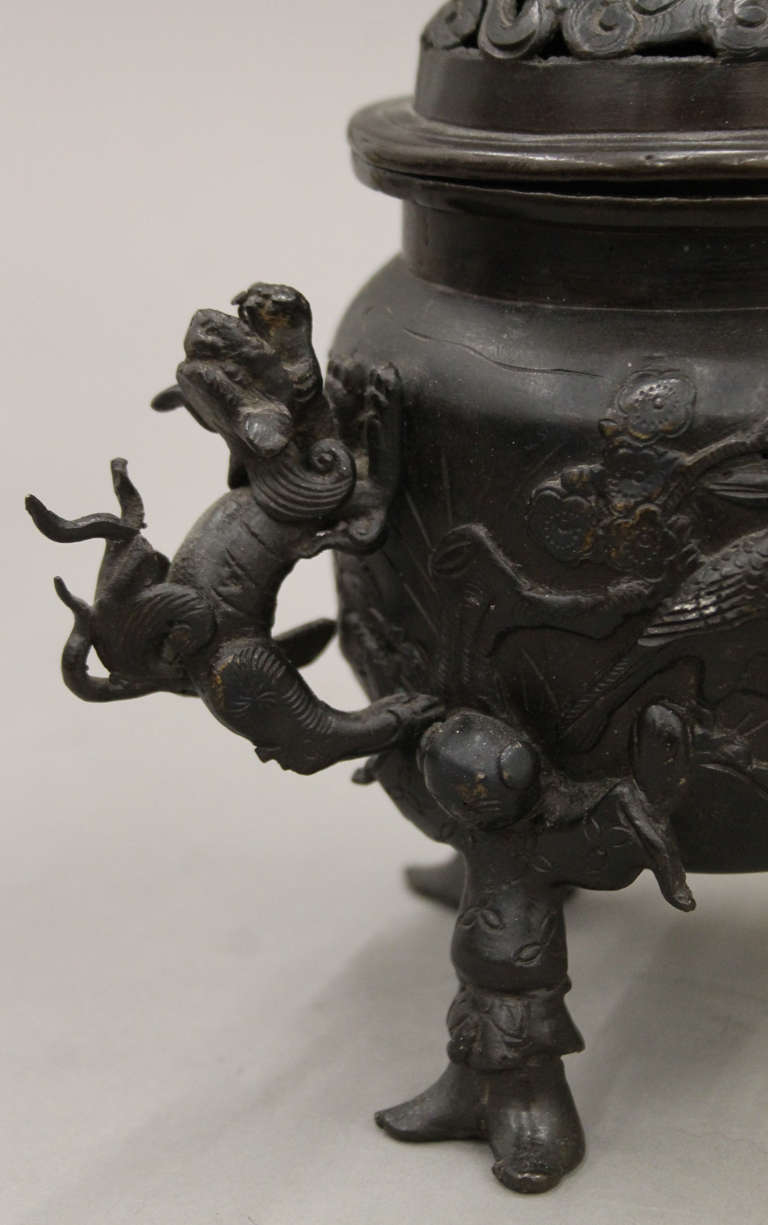 A Japanese patinated bronze tripod incense burner with dragon handles and pierced lid. 20 cm high. - Image 4 of 5