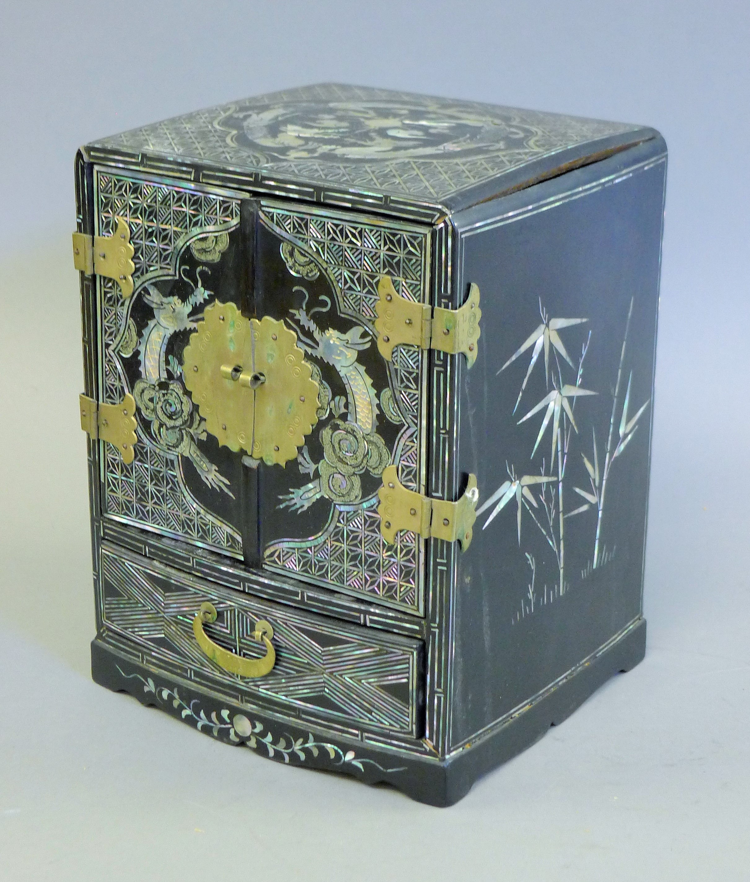 A Korean lacquered and mother-of-pearl jewellery box. 21 cm high. - Image 2 of 6