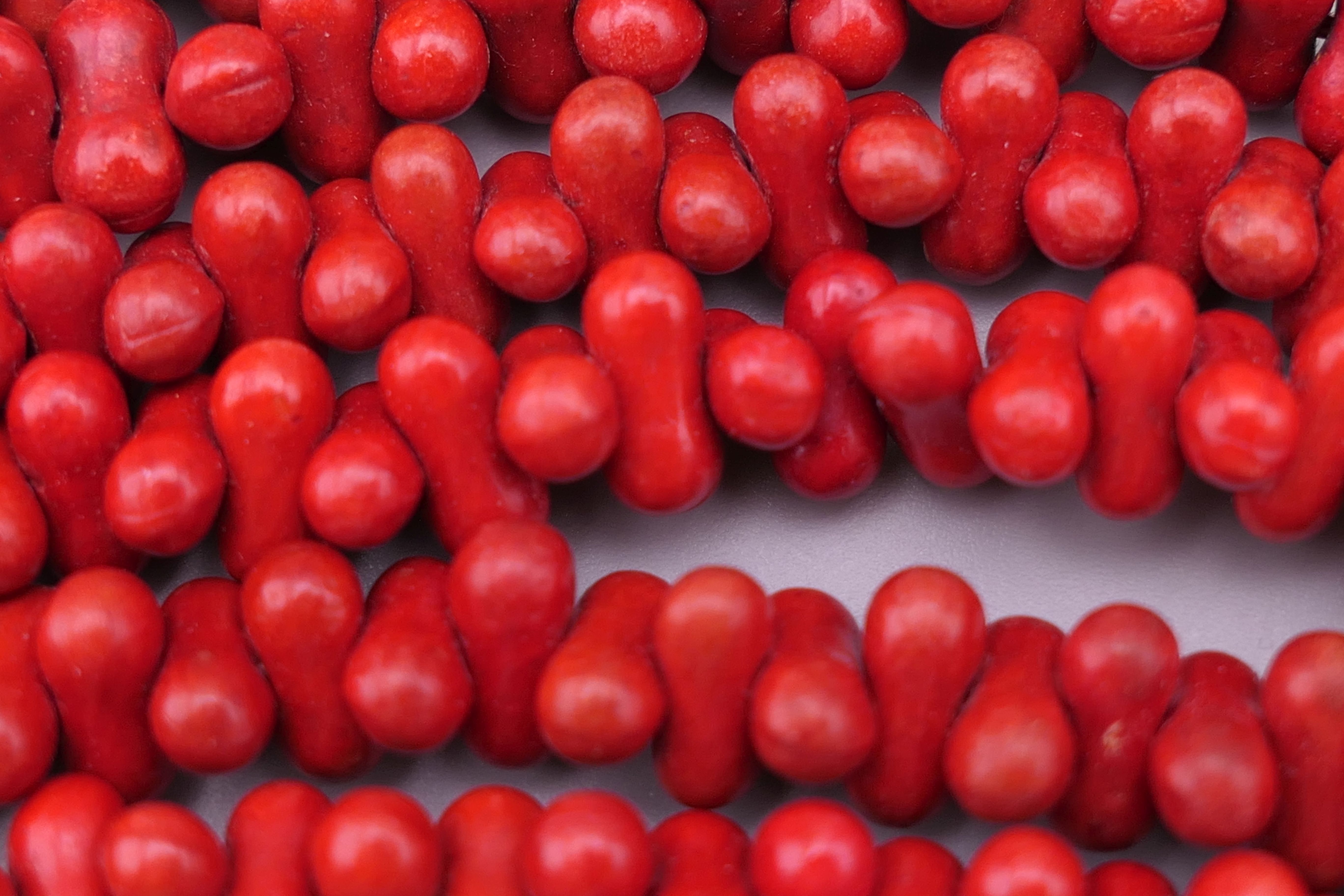 A coral necklace. 126 cm long. - Image 4 of 6