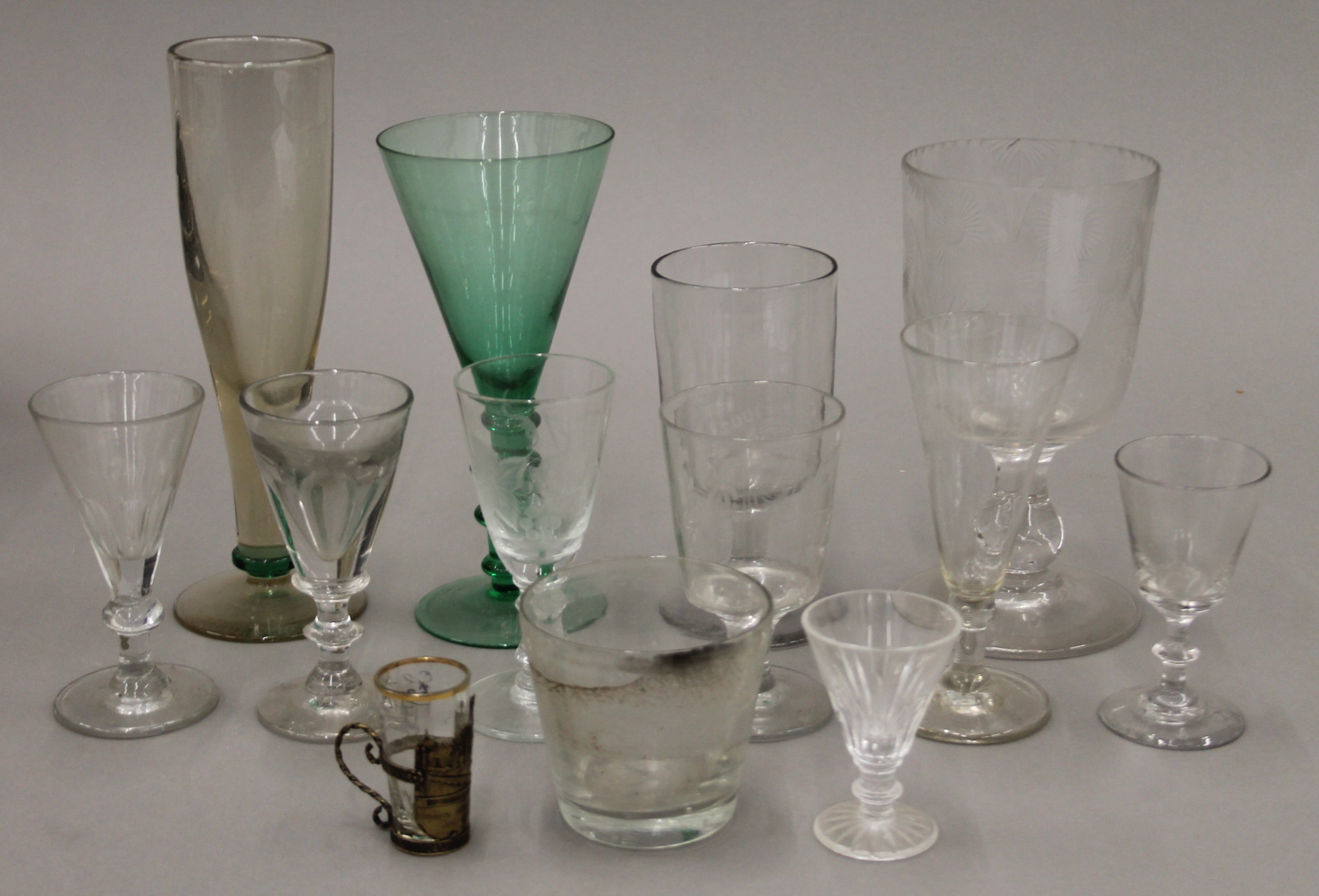 A quantity of various drinking glasses. - Bild 2 aus 2