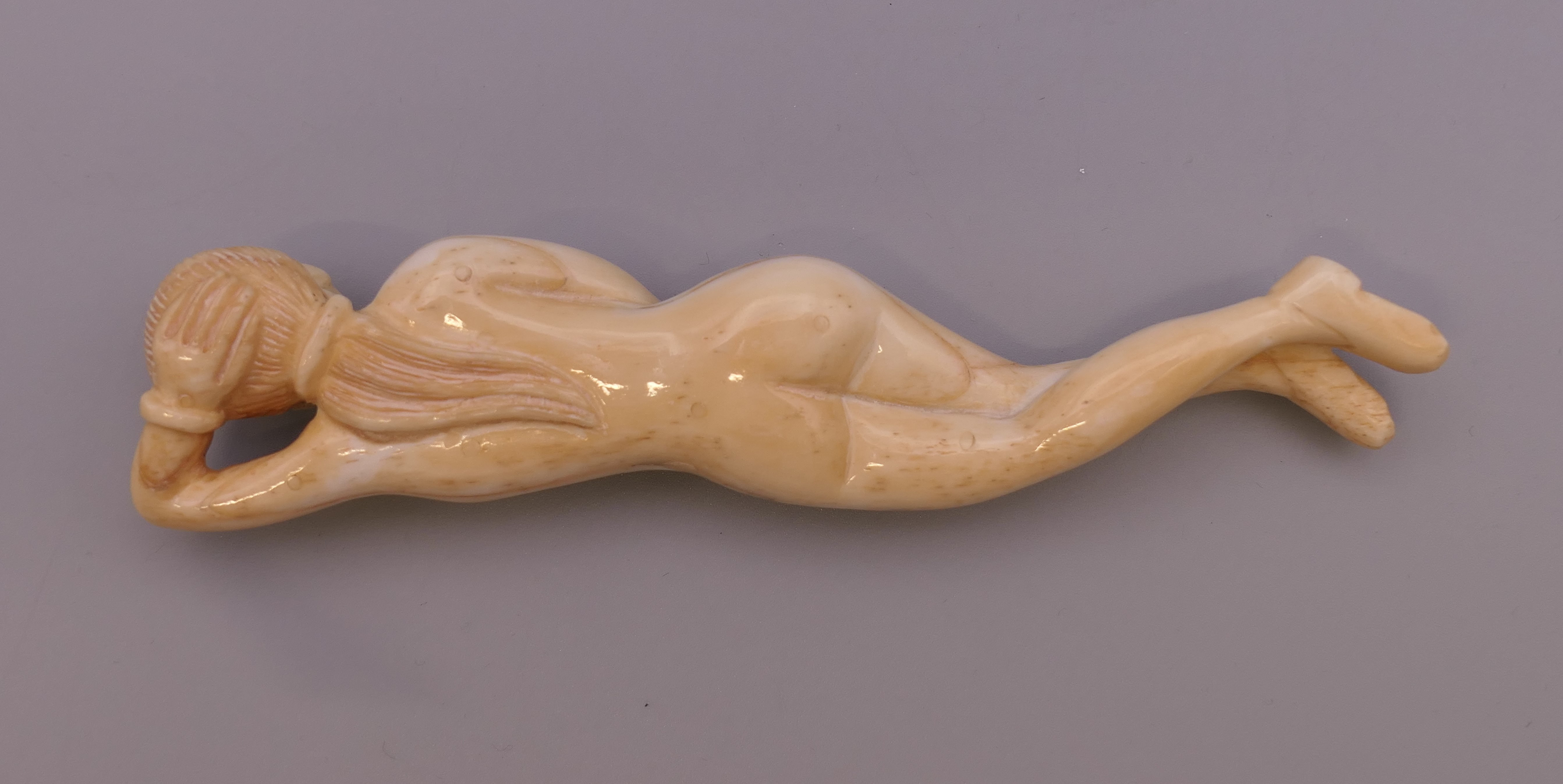 A carved bone medical figure. 12.5 cm long. - Bild 4 aus 4