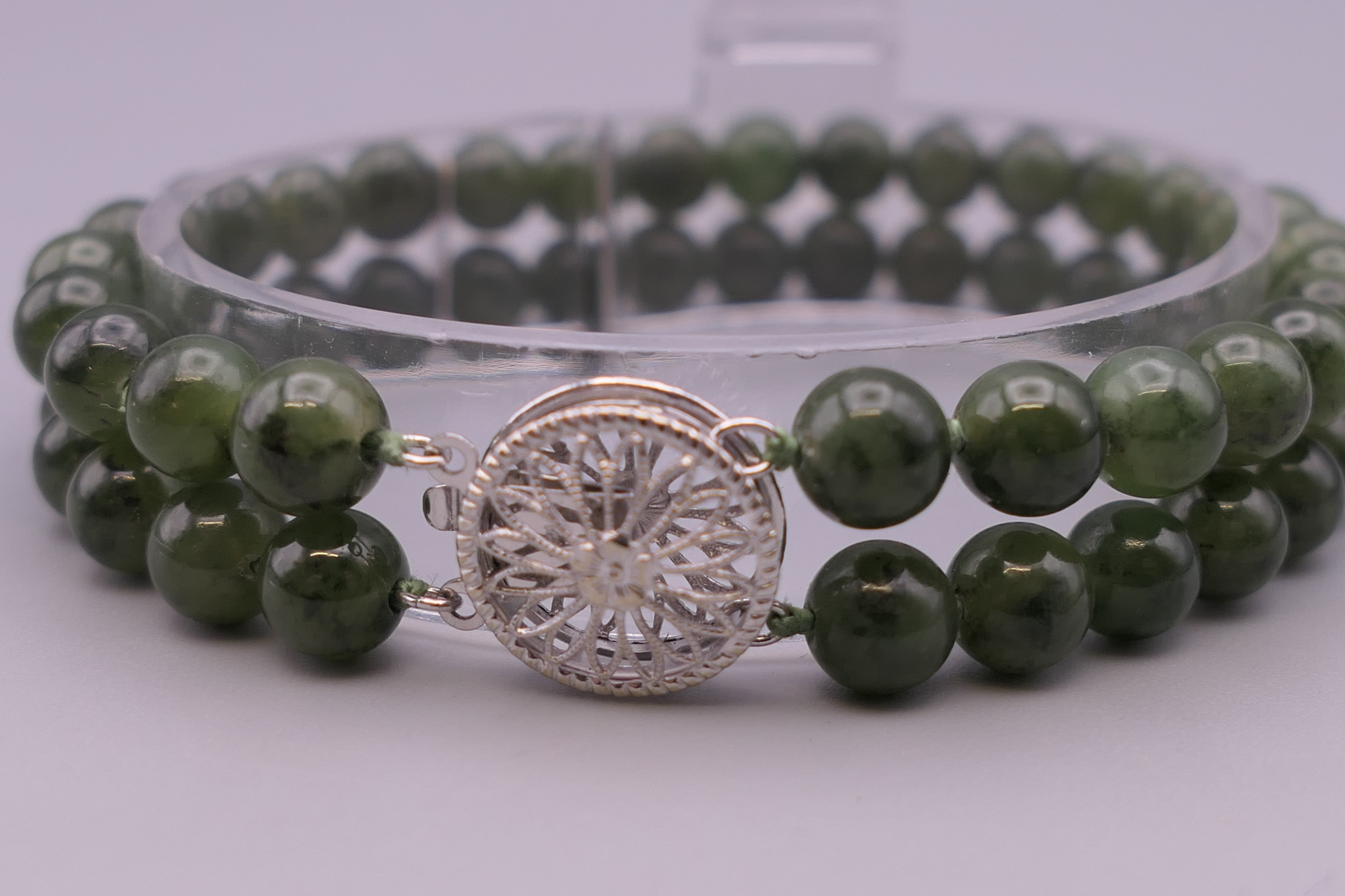 A 14 ct white gold and jade bracelet. 17.5 cm long. - Image 2 of 5
