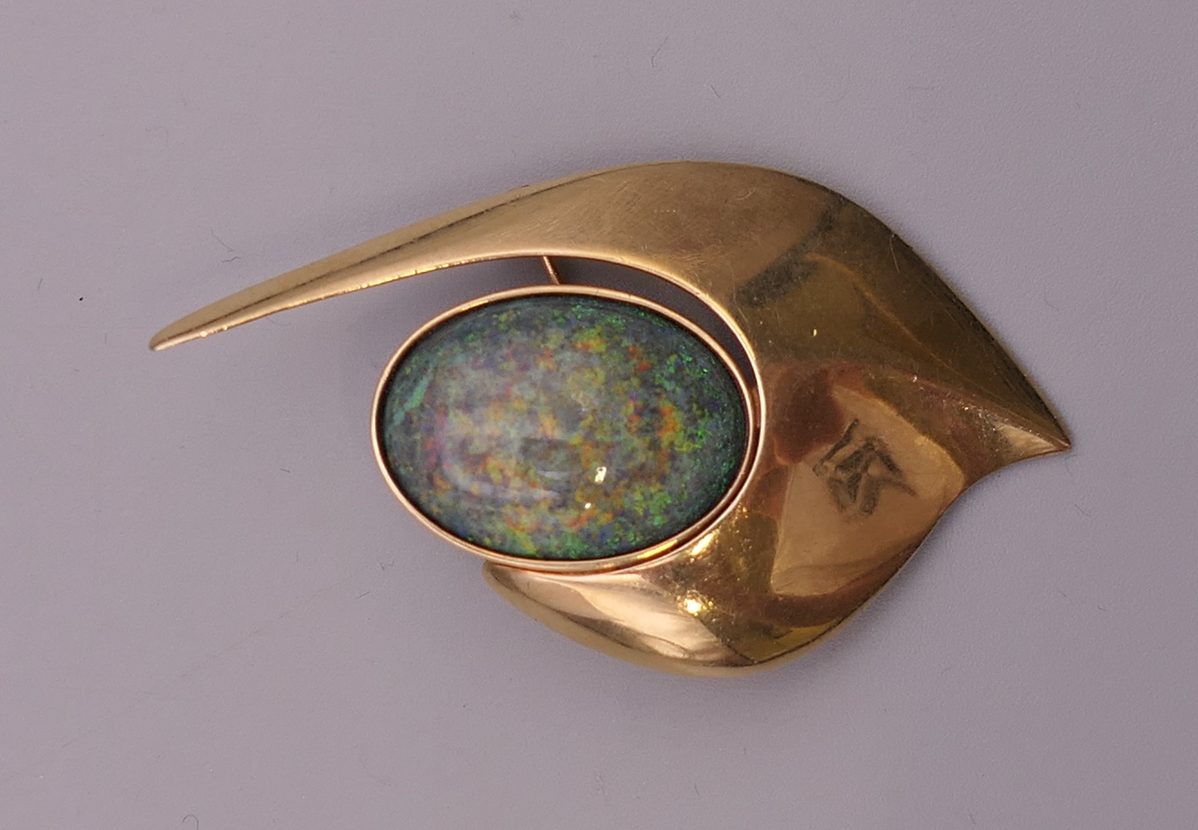 A 14 ct gold and opal brooch. 4.5 cm high. 10 grammes total weight.