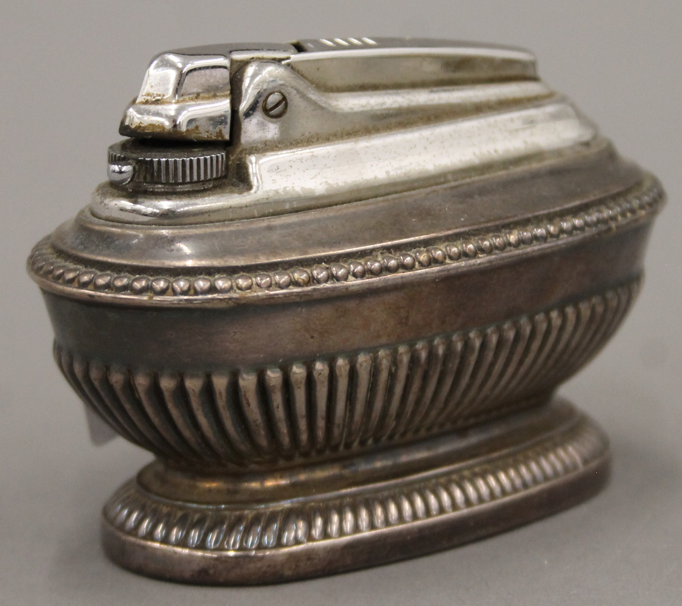 A Ronson table lighter. 8.5 cm long.