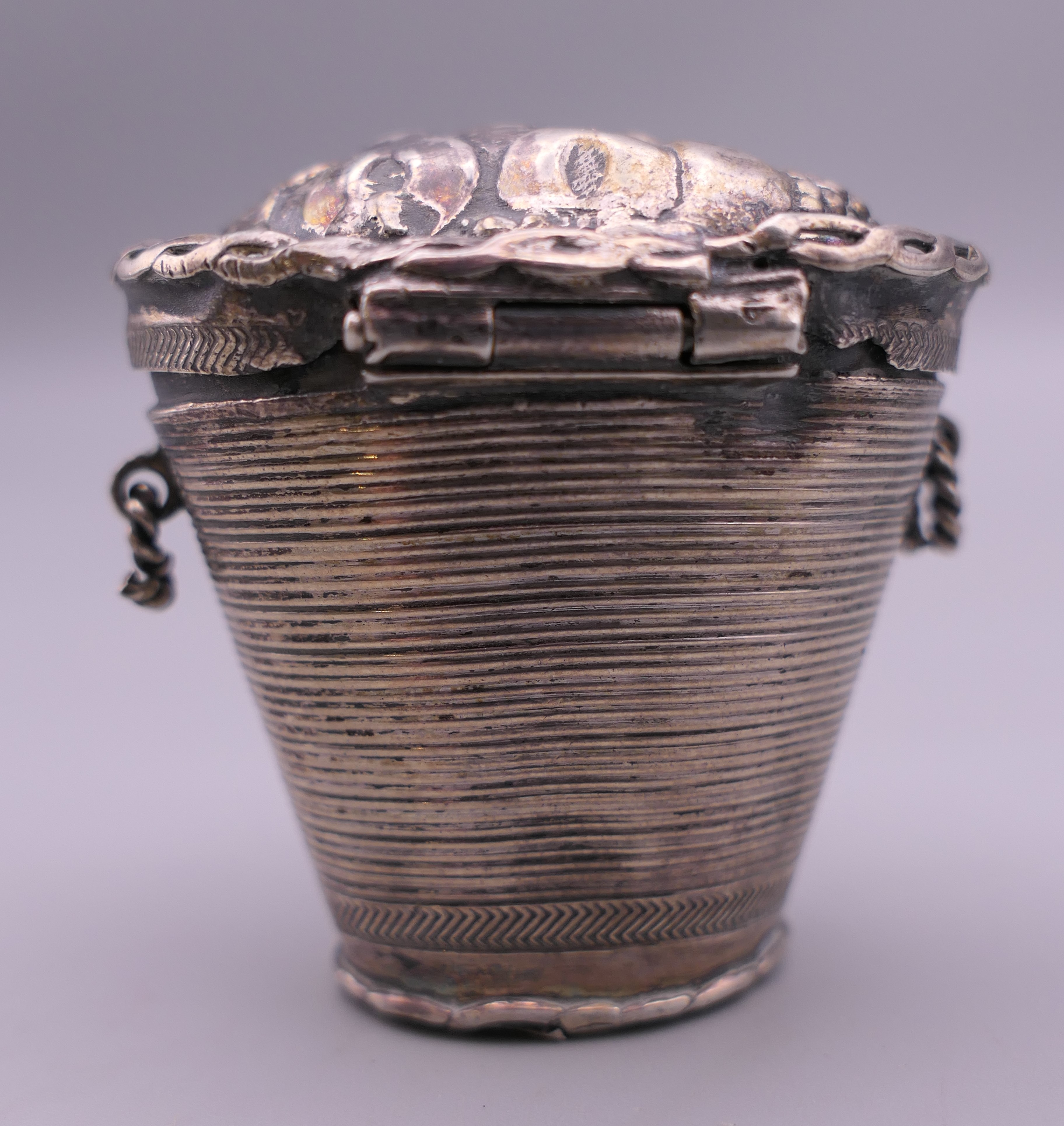 An antique Dutch silver patch box in the form of a basket of fruit. 4 cm high. - Image 2 of 7