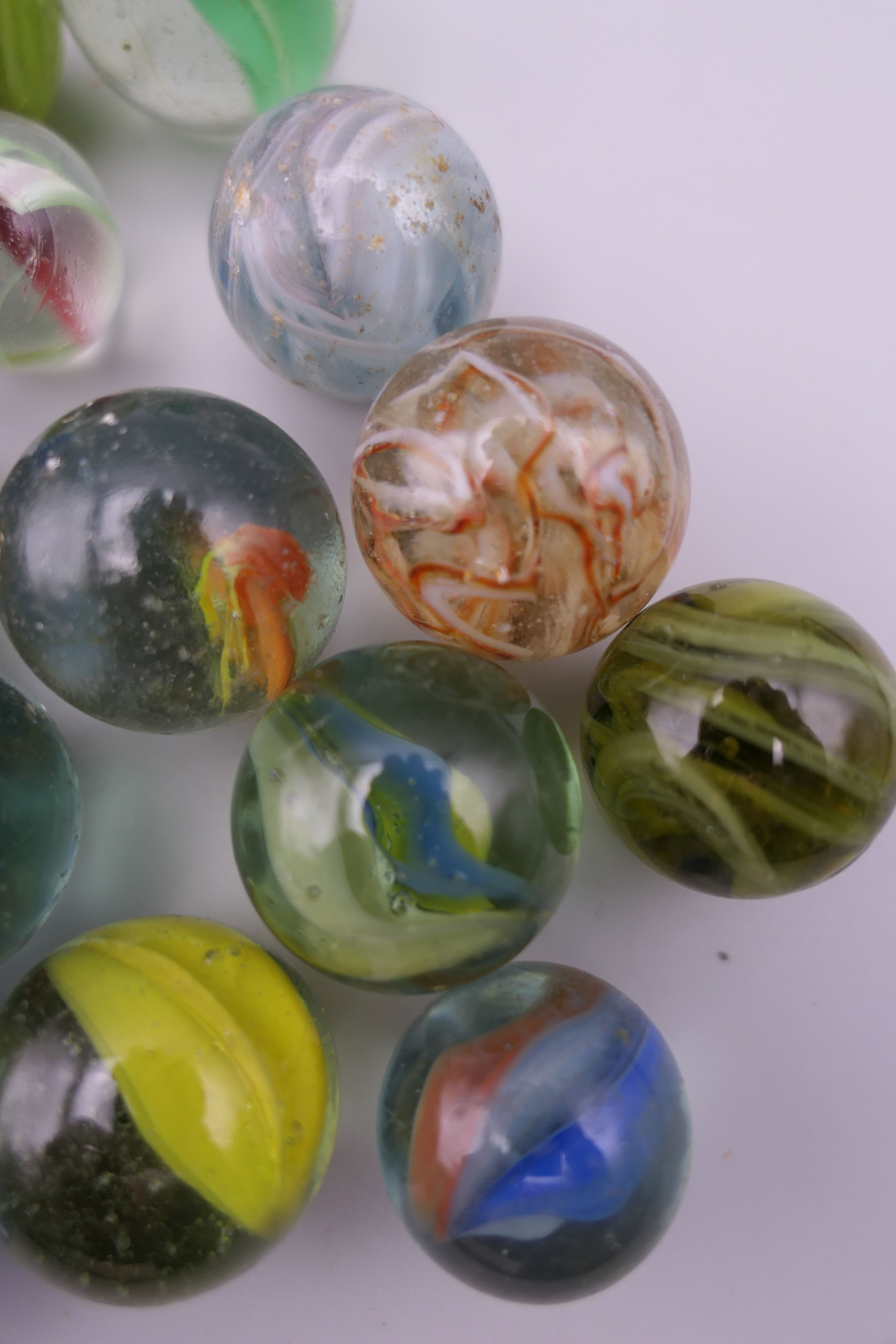 A collection of vintage marbles. - Image 4 of 6