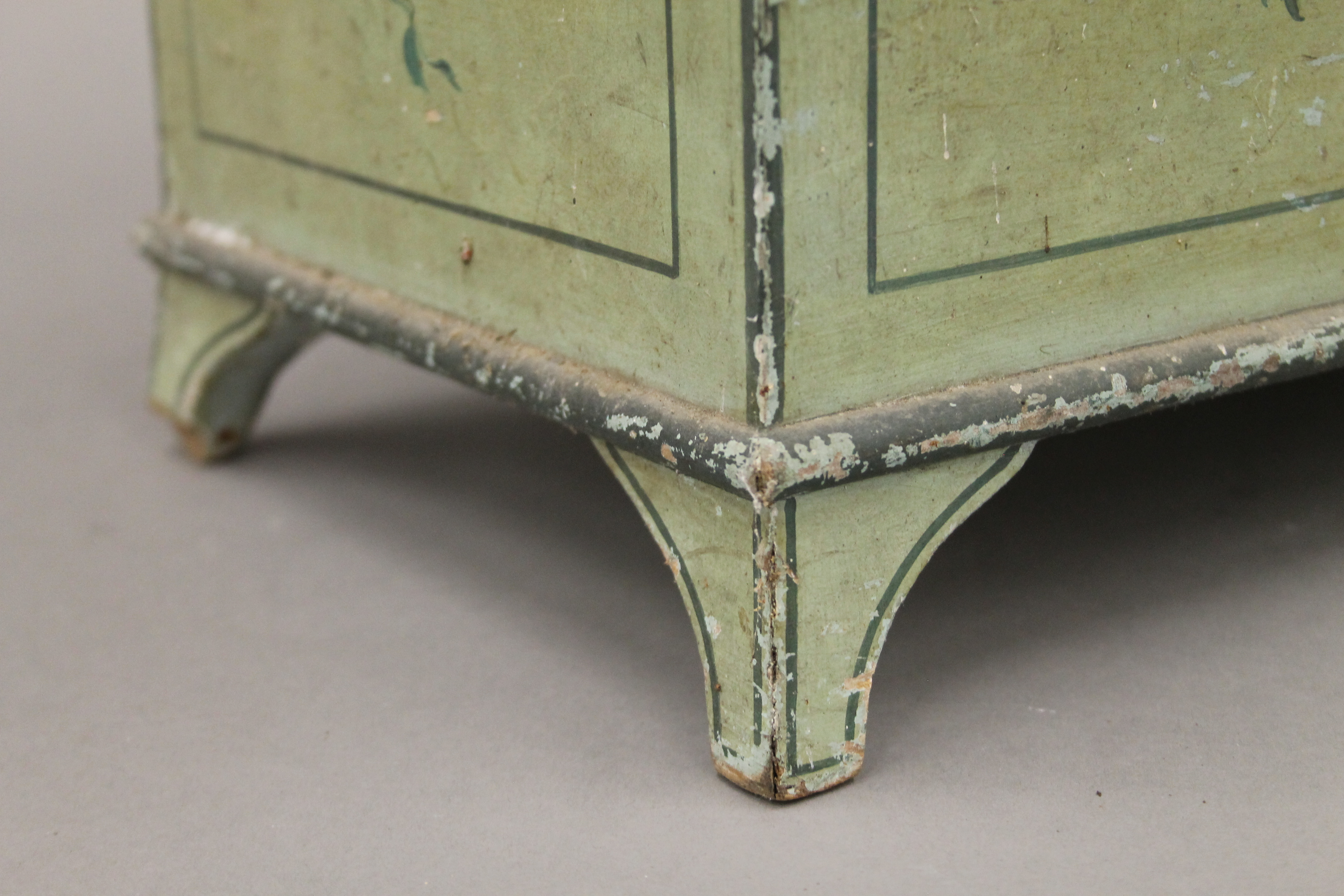 A vintage painted Canterbury. 35.5 cm wide. - Image 4 of 5