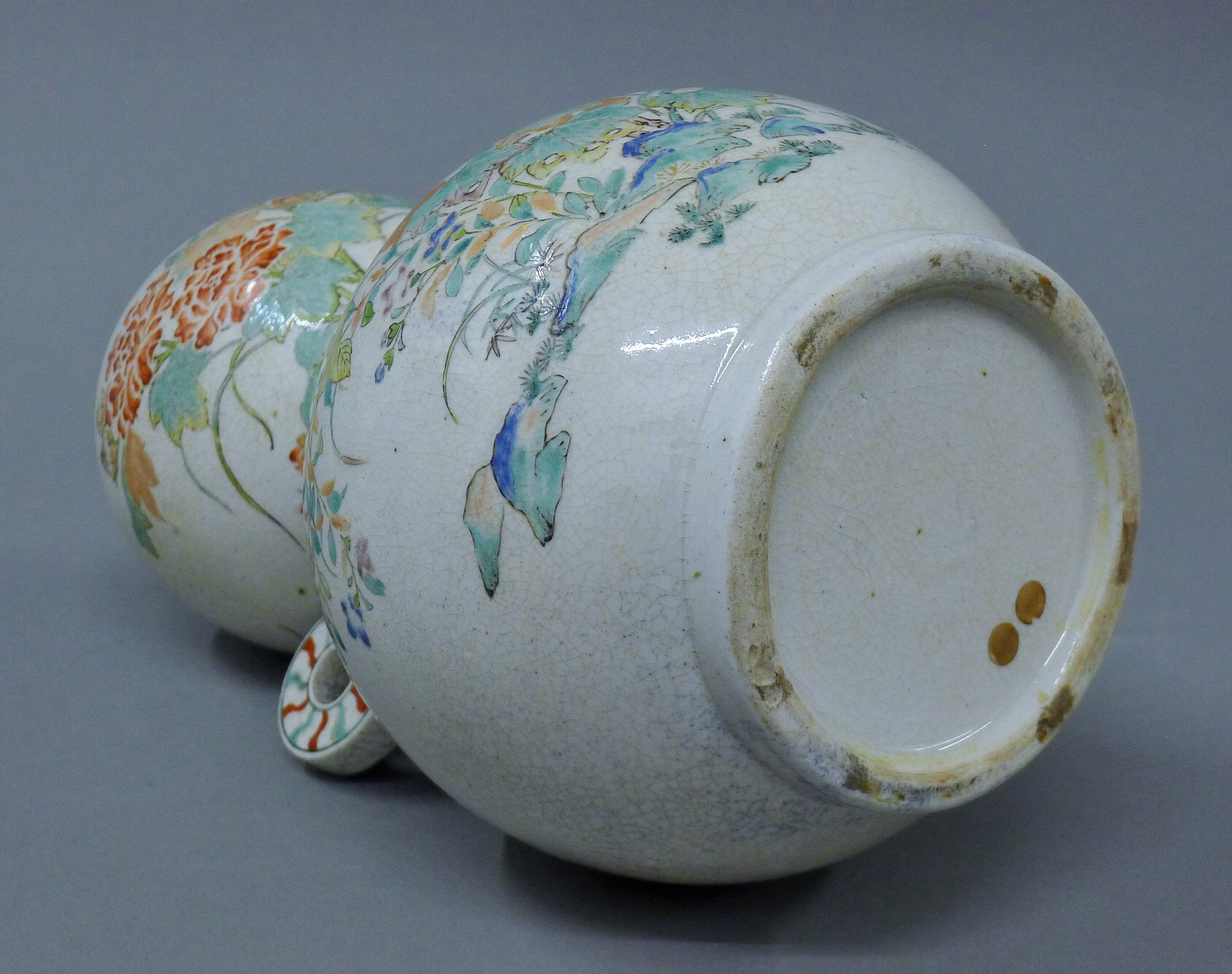 A Japanese porcelain vase with loop handles. 31 cm high. - Image 5 of 7