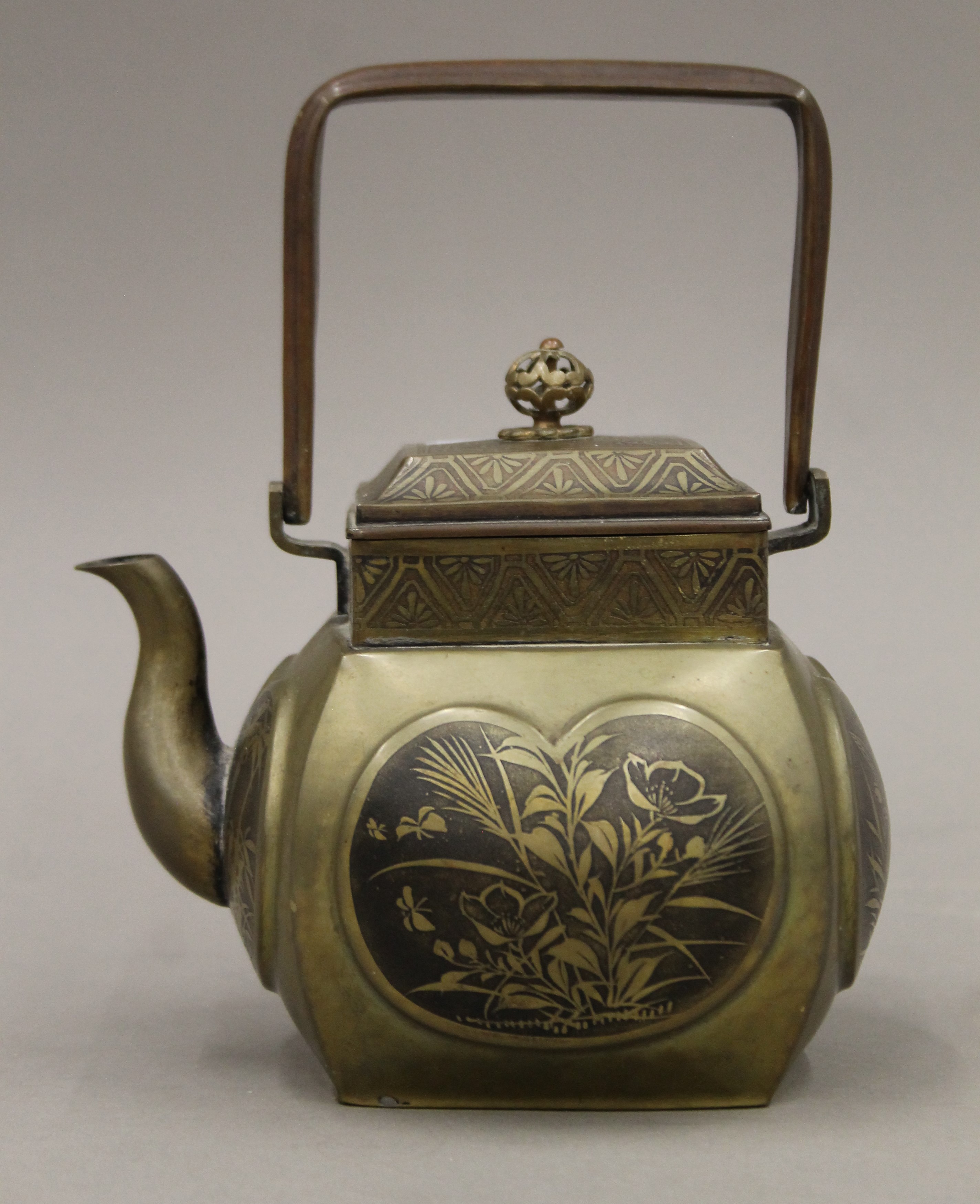 A 19th century Oriental teapot. 18.5 cm high overall. - Image 4 of 5