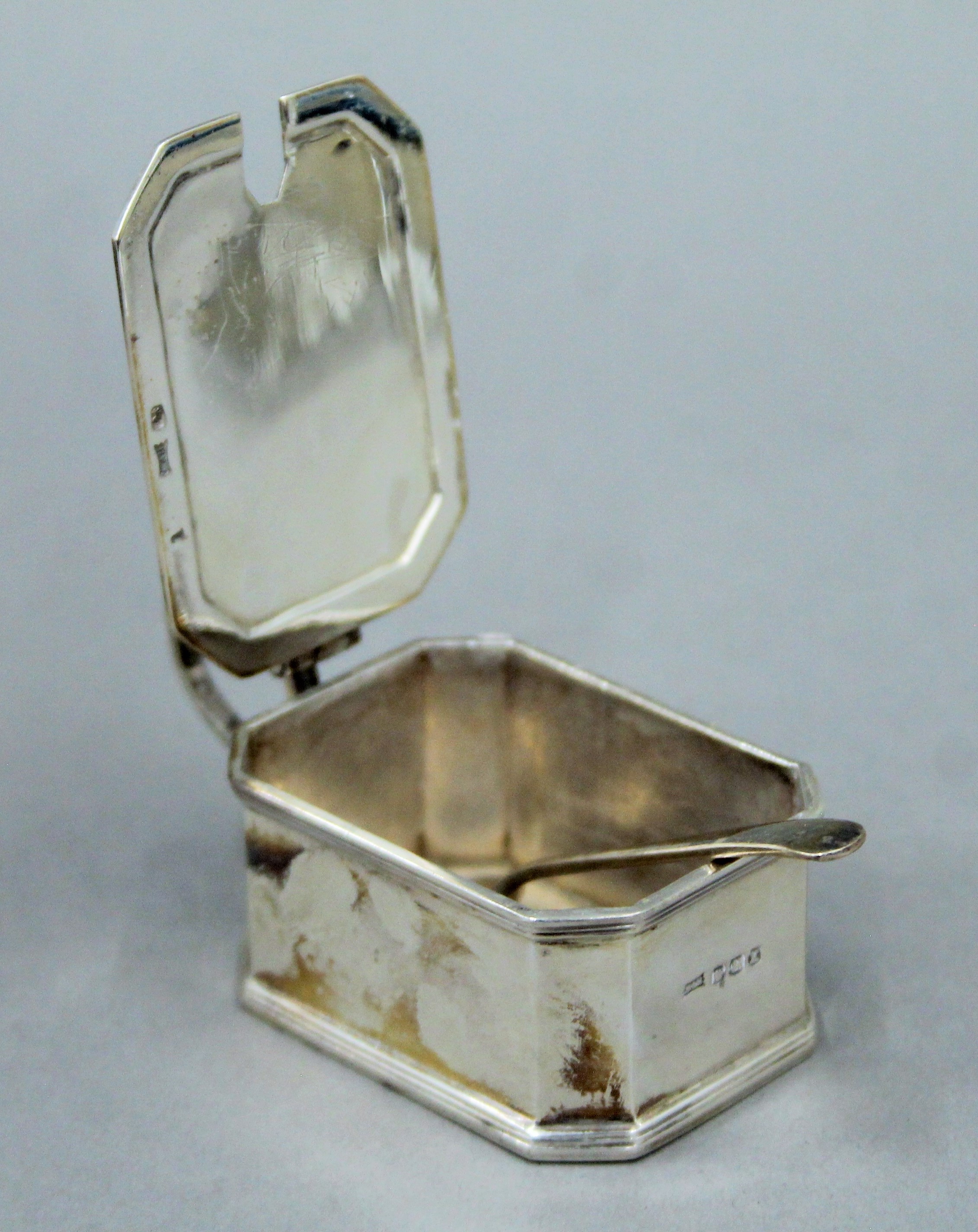 A Walker & Hall cased silver cruet set (lacking one liner). 183.7 grammes. - Image 8 of 11