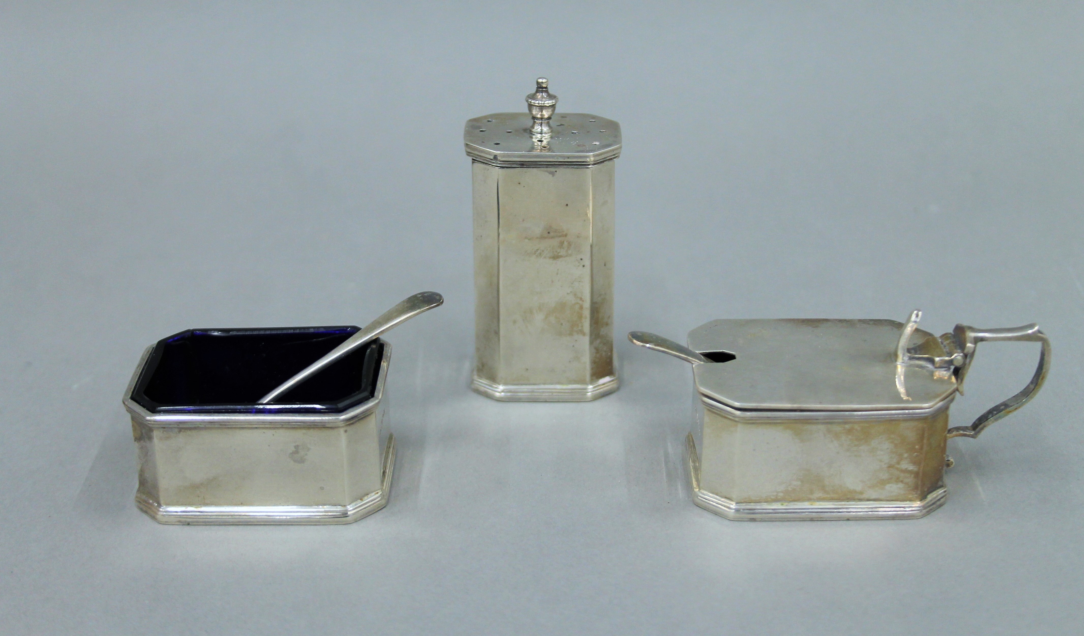 A Walker & Hall cased silver cruet set (lacking one liner). 183.7 grammes. - Image 3 of 11