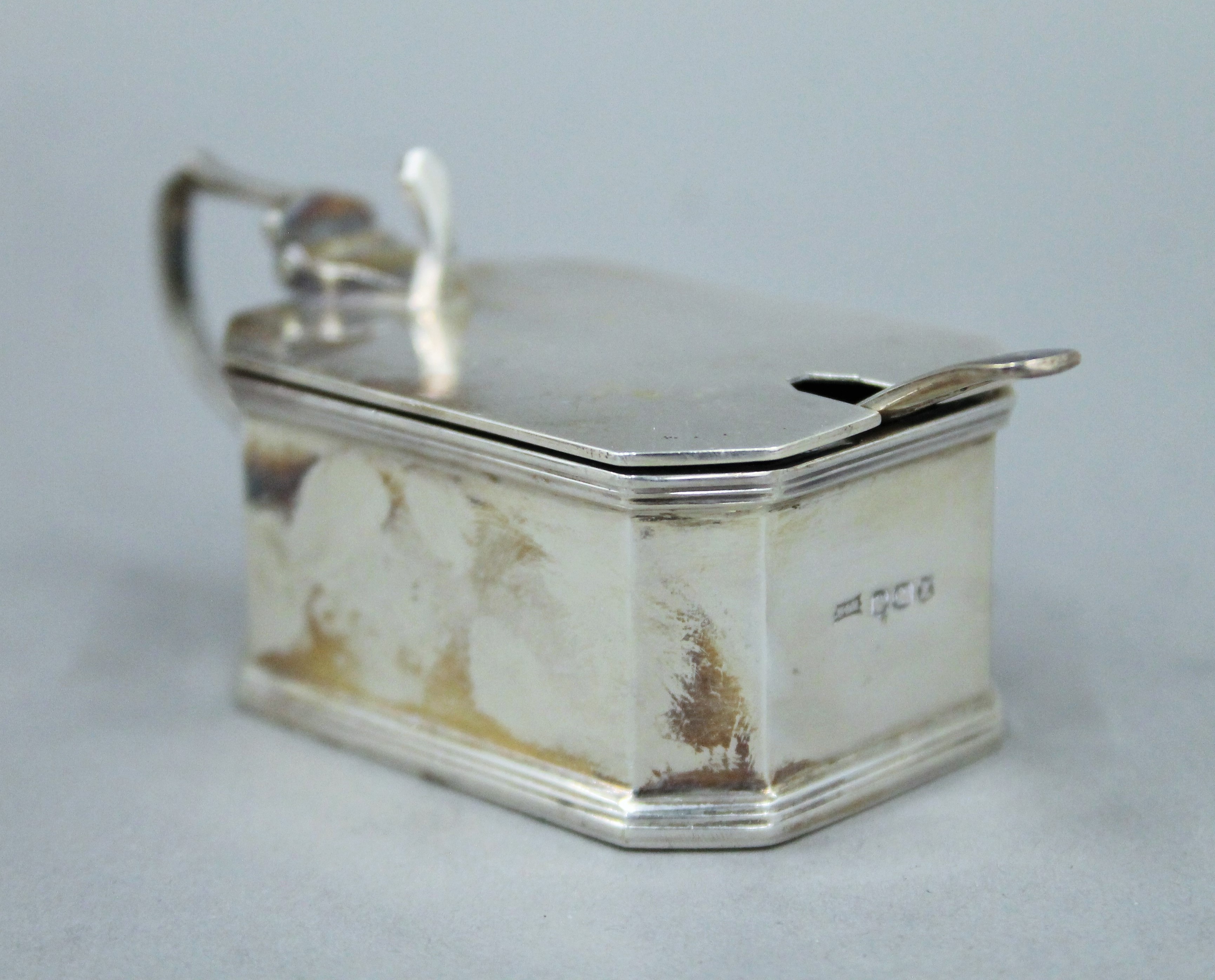 A Walker & Hall cased silver cruet set (lacking one liner). 183.7 grammes. - Image 7 of 11
