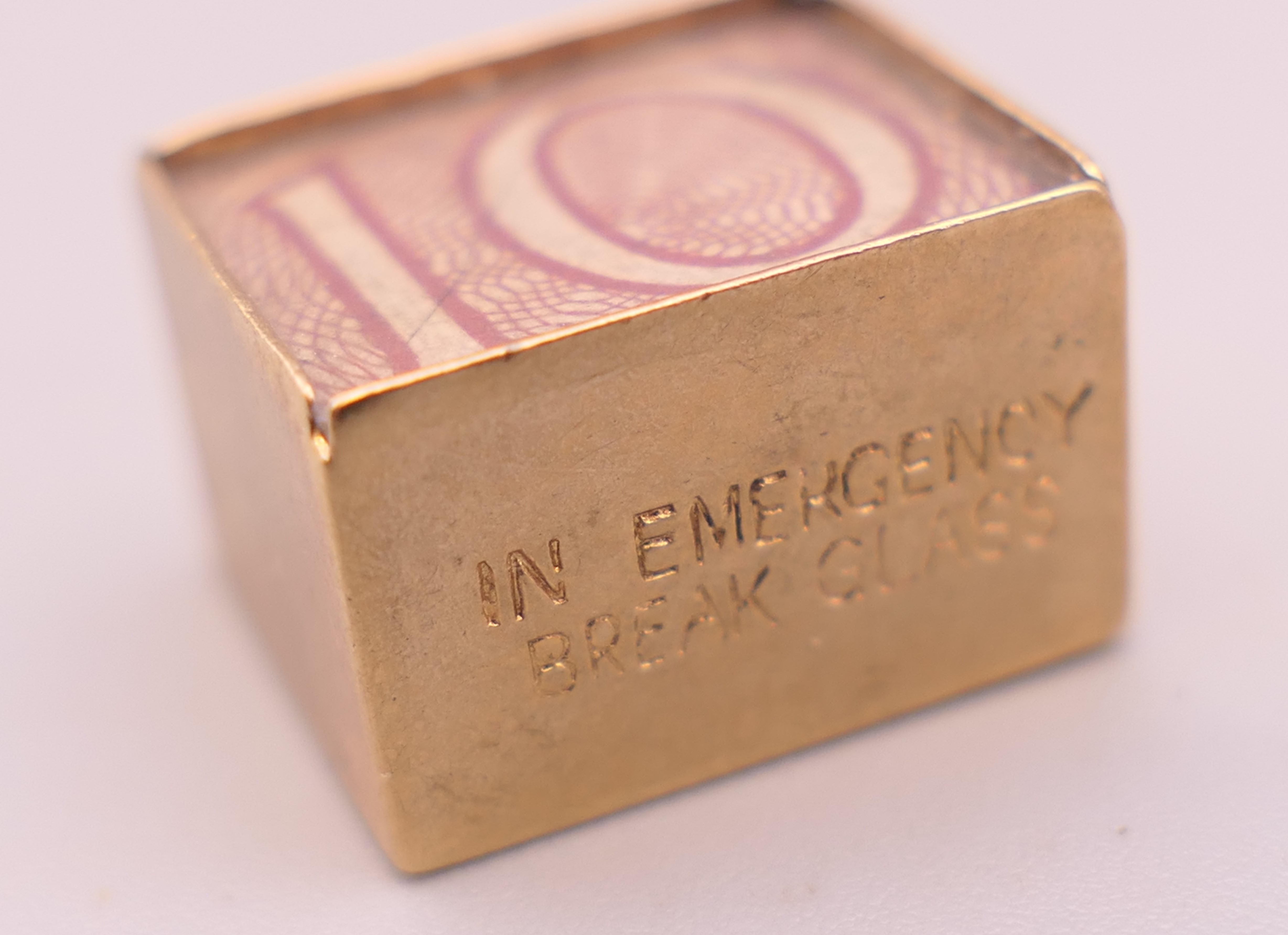 A 9 ct gold emergency ten shilling note charm. 1.3 cm high. 2.5 grammes total weight. - Image 4 of 4