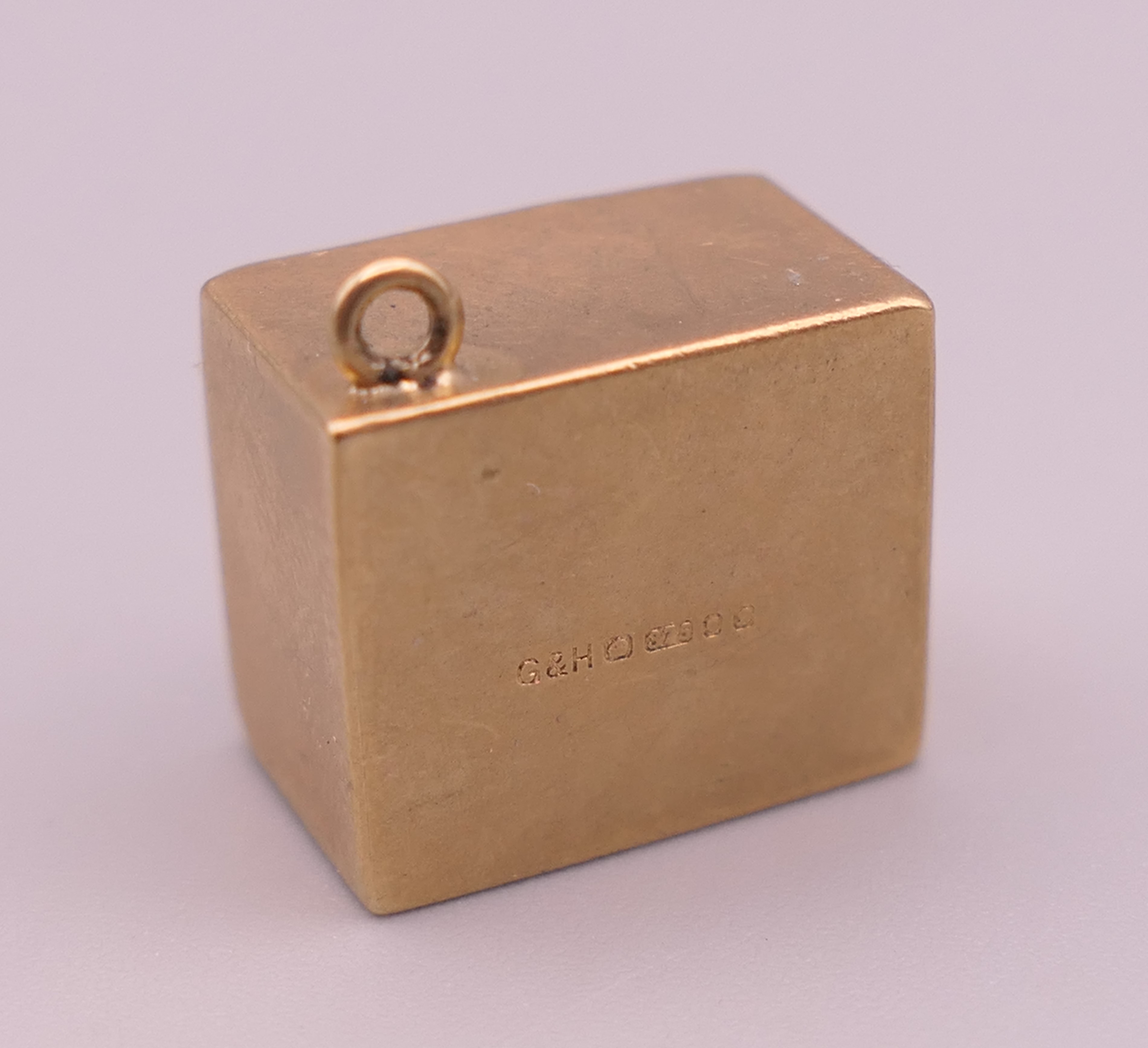 A 9 ct gold emergency ten shilling note charm. 1.3 cm high. 2.5 grammes total weight. - Image 2 of 4