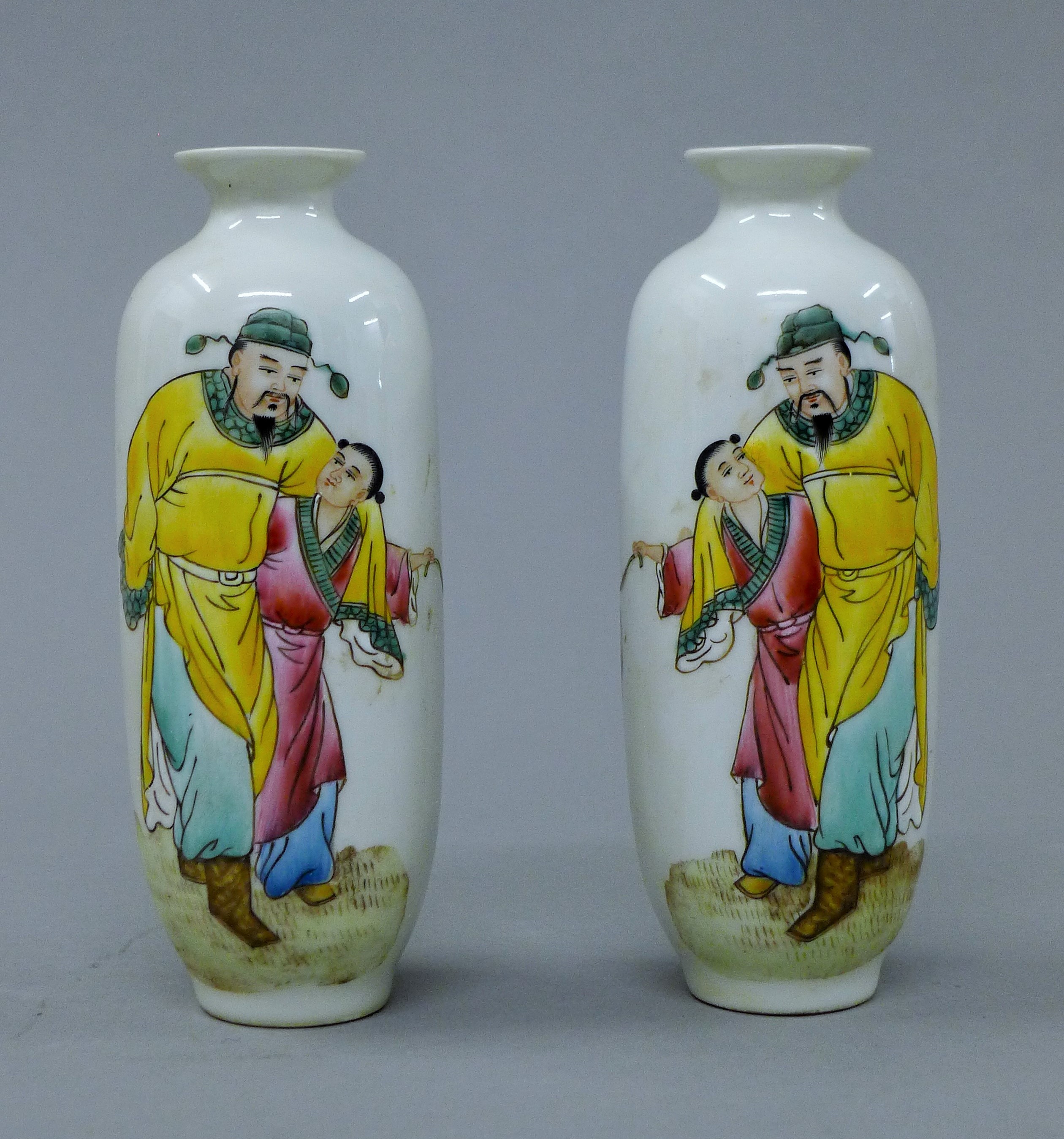 A pair of small Chinese porcelain vases. 14 cm high. - Image 2 of 7