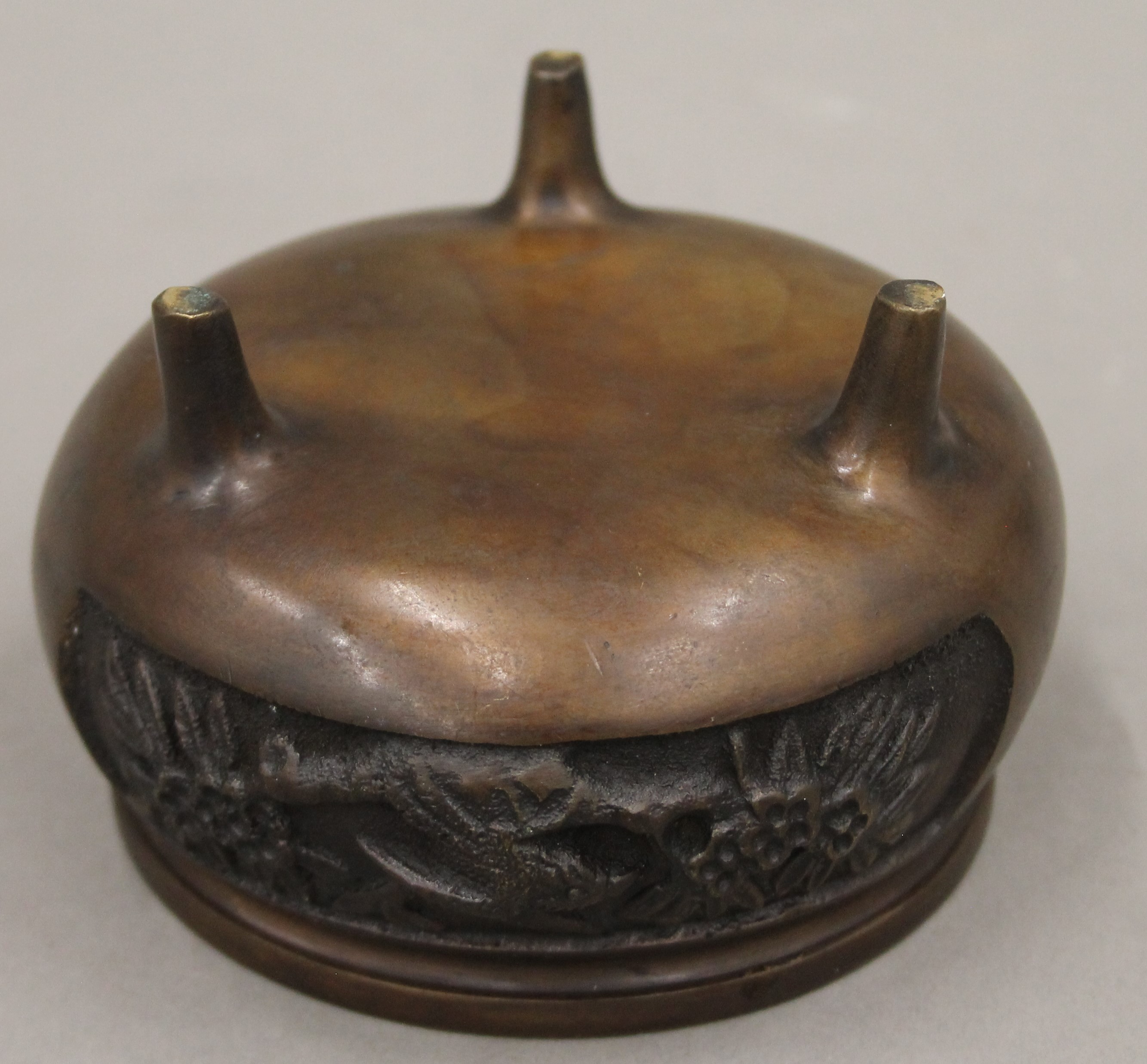 A Chinese bronze censer. 11 cm diameter. - Image 4 of 4