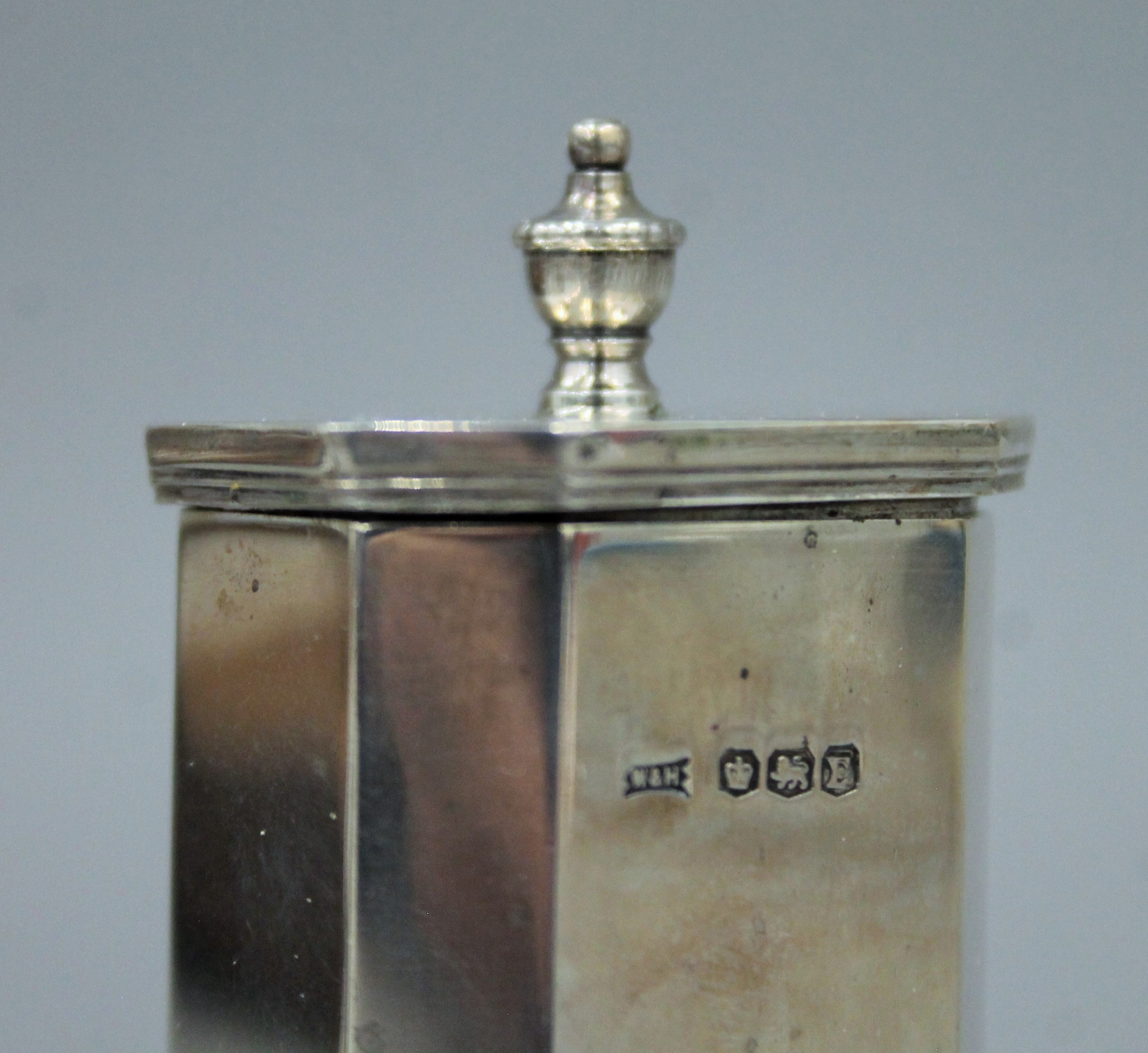 A Walker & Hall cased silver cruet set (lacking one liner). 183.7 grammes. - Image 6 of 11