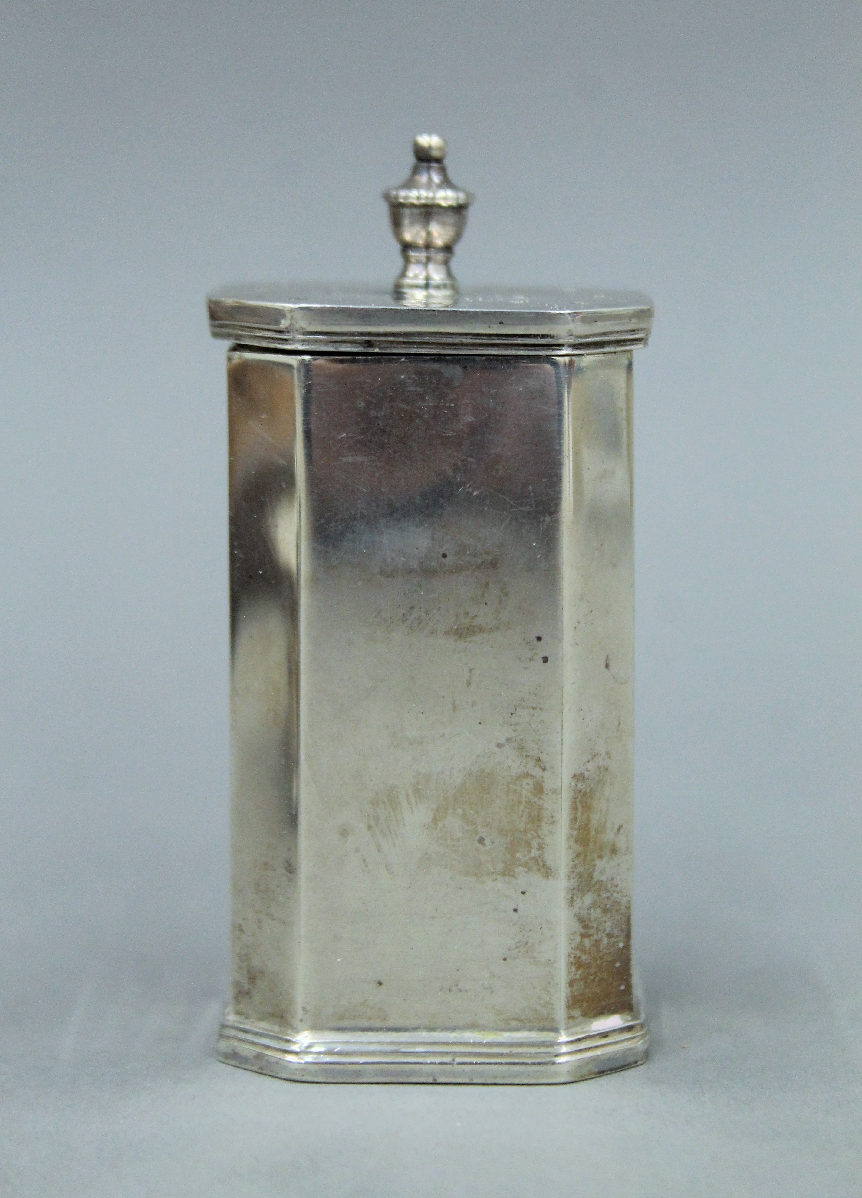 A Walker & Hall cased silver cruet set (lacking one liner). 183.7 grammes. - Image 5 of 11