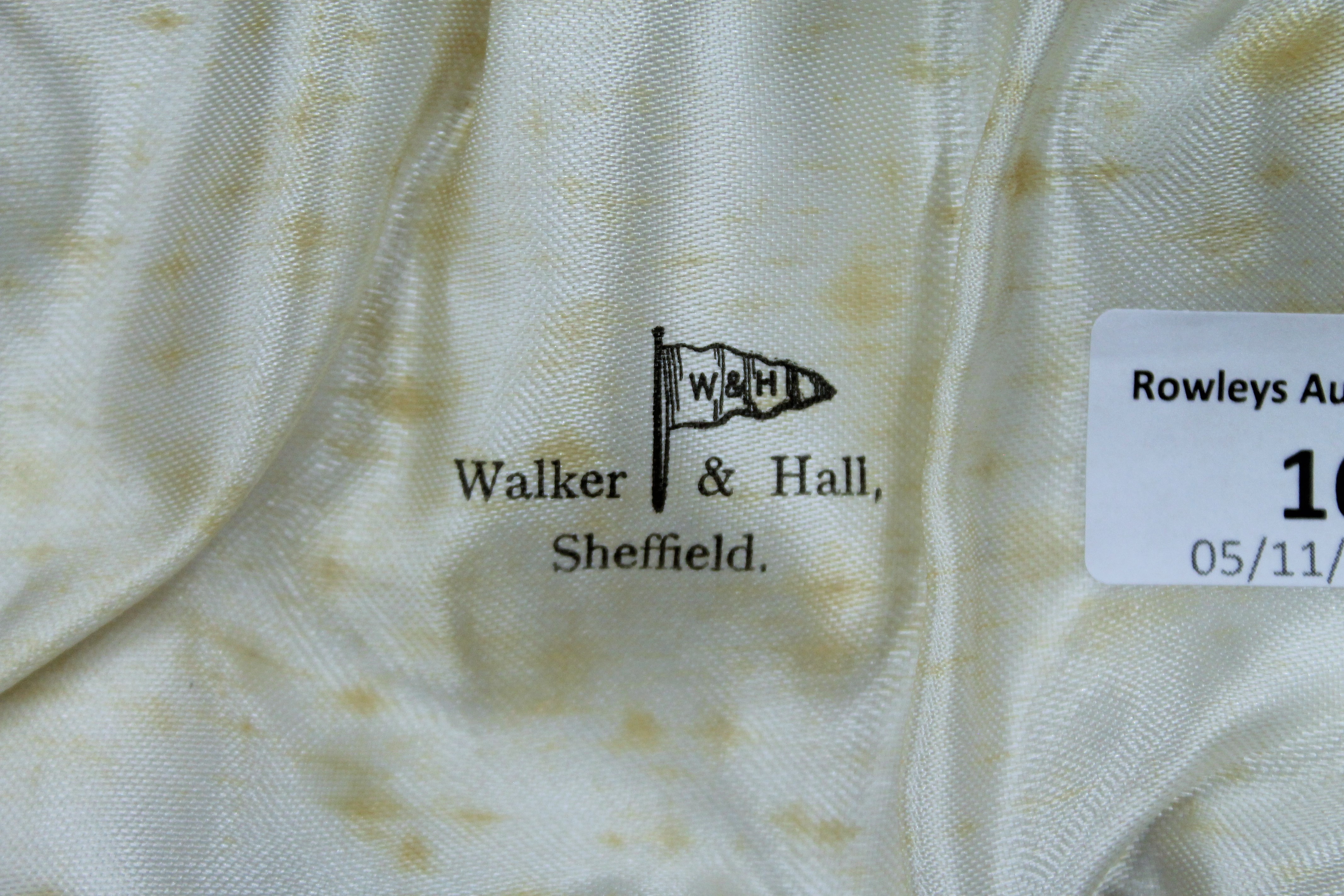 A Walker & Hall cased silver cruet set (lacking one liner). 183.7 grammes. - Image 10 of 11