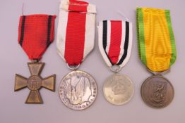 A quantity of various foreign medals.