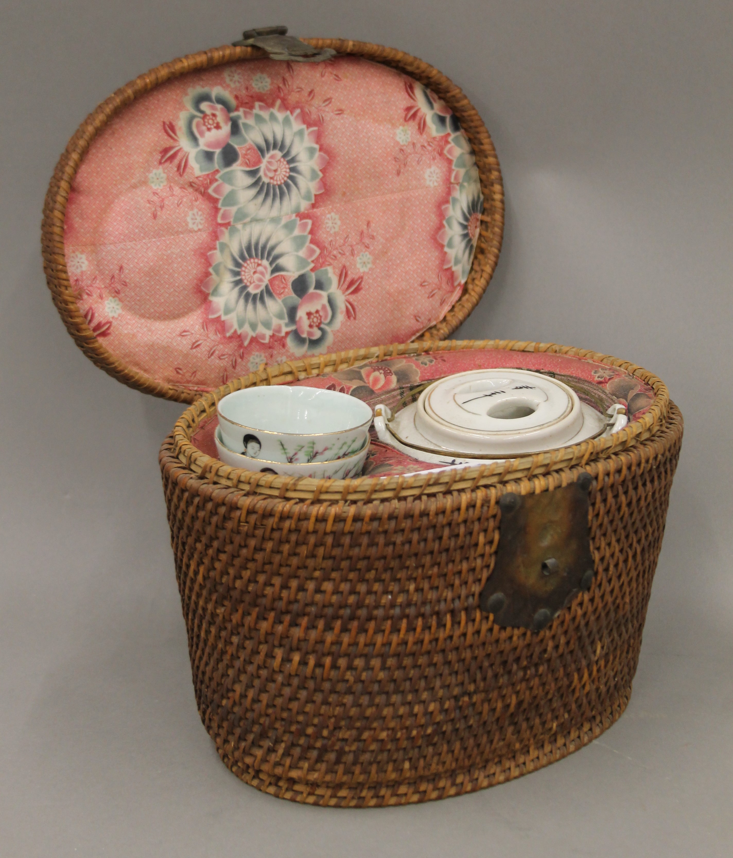 A late 19th/early 20th century Chinese teapot and two tea bowls, housed in a basket. - Image 10 of 11