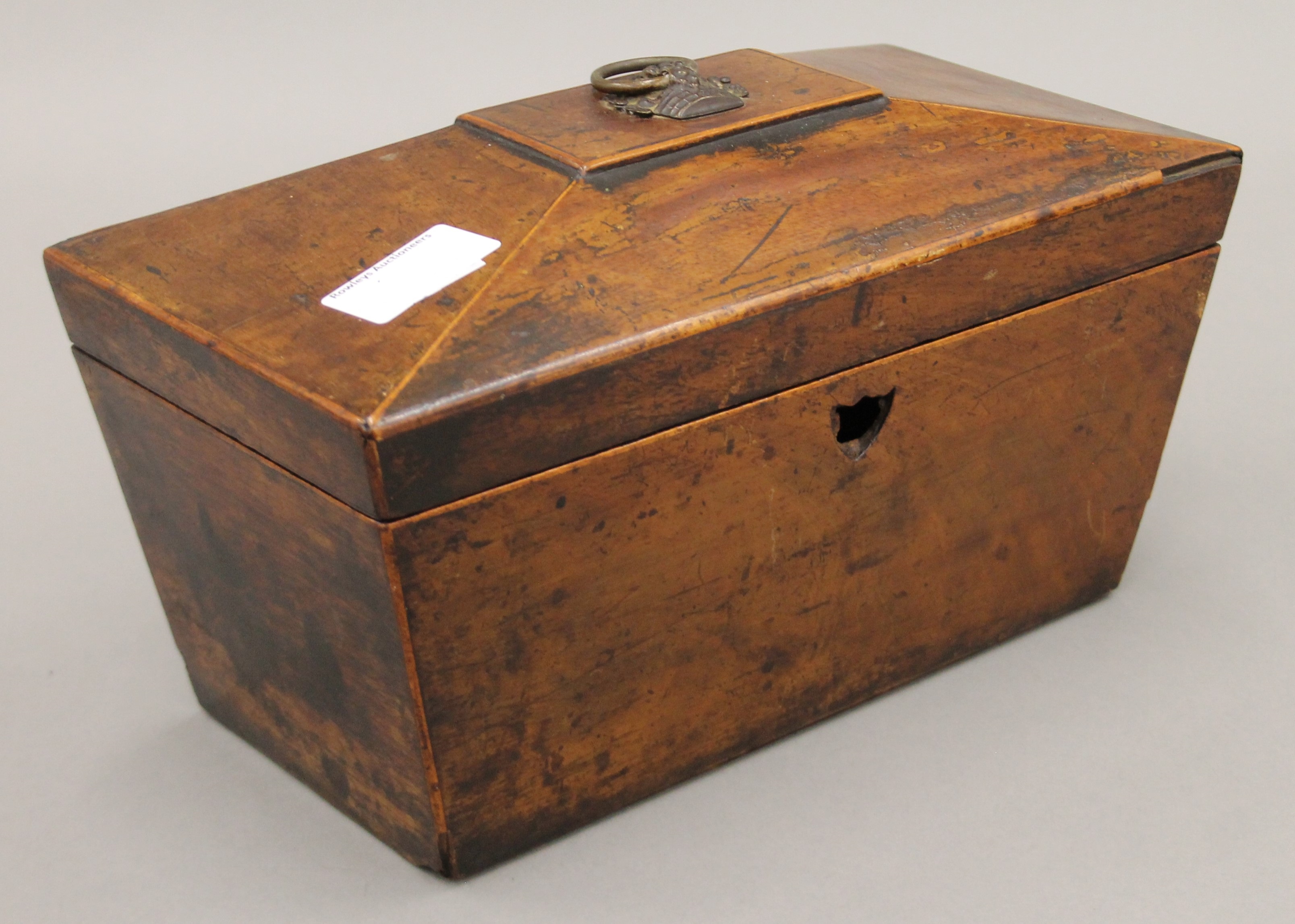 A 19th century mahogany tea caddy. 28 cm wide. - Image 3 of 7