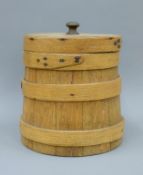 A vintage wooden band box. 28 cm high.