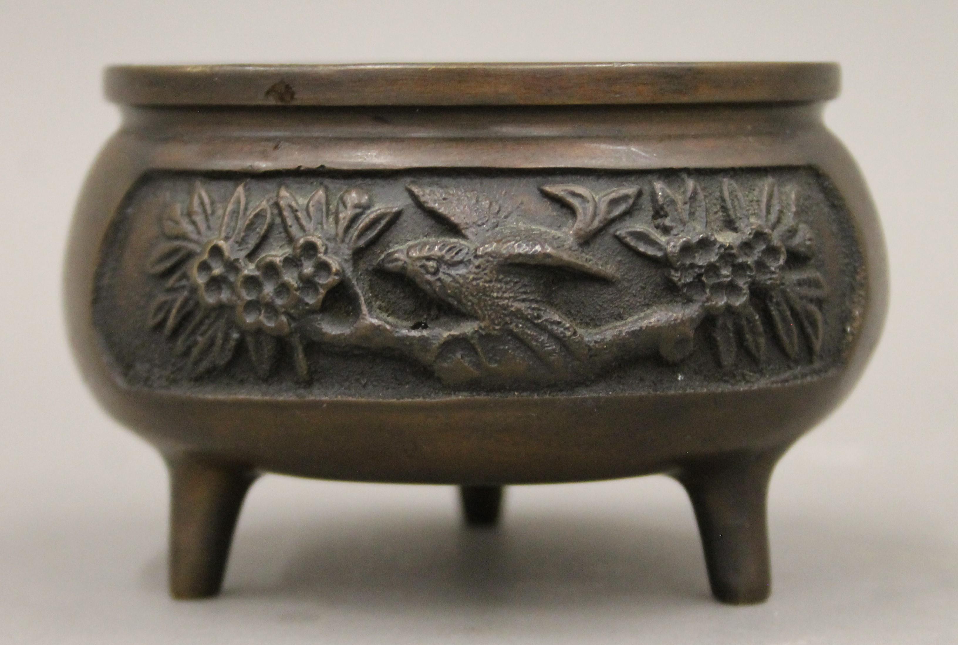 A Chinese bronze censer. 11 cm diameter. - Image 3 of 4