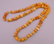 An amber necklace. Approximately 70 cm long. 35g.