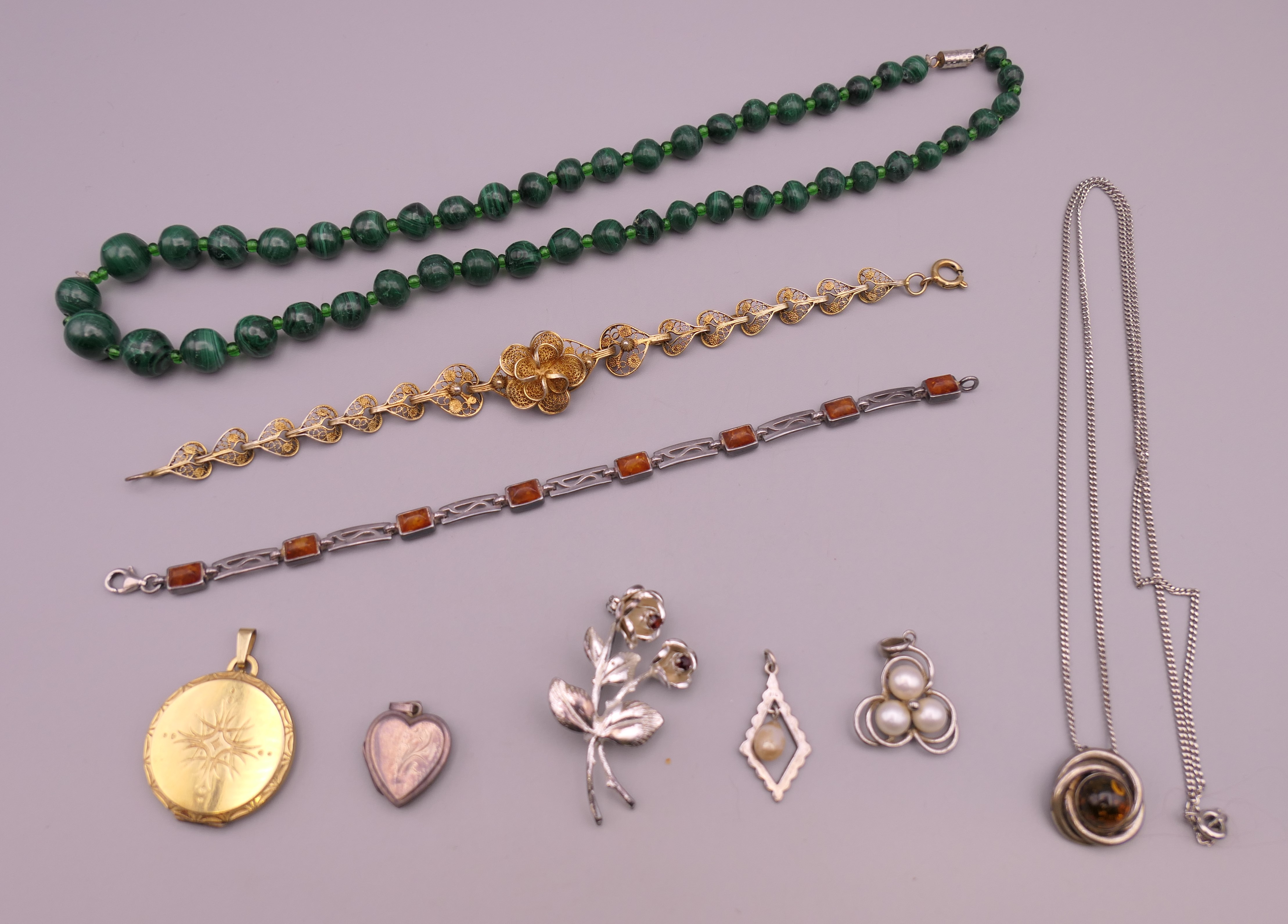 A small quantity of miscellaneous jewellery. Malachite necklace 46 cm long.