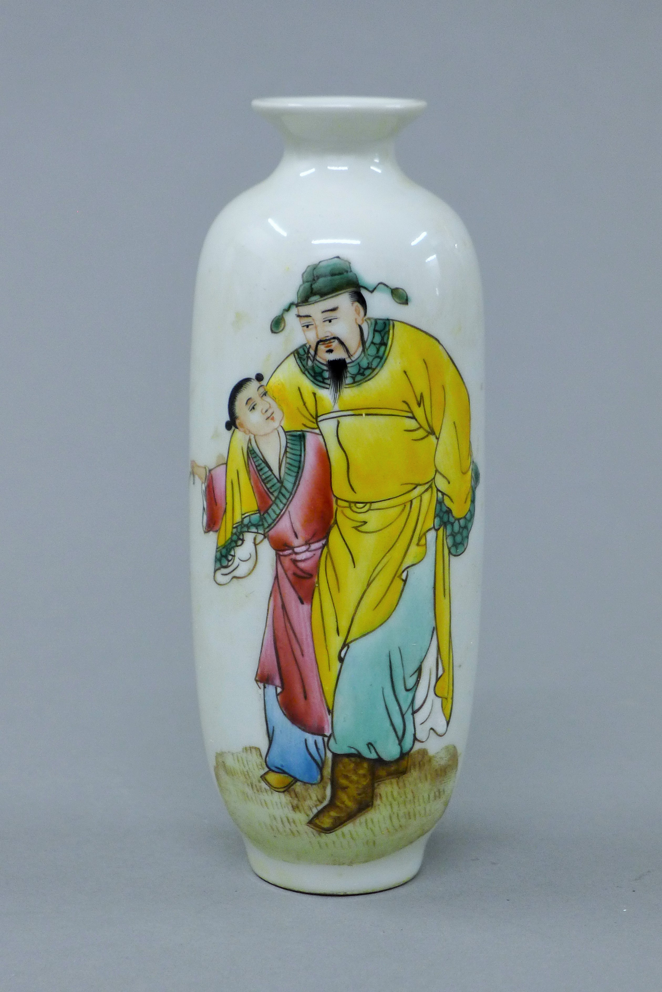 A pair of small Chinese porcelain vases. 14 cm high. - Image 3 of 7