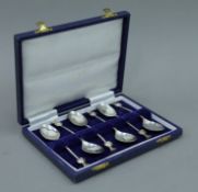 A cased set of silver teaspoons. 56.8 grammes.