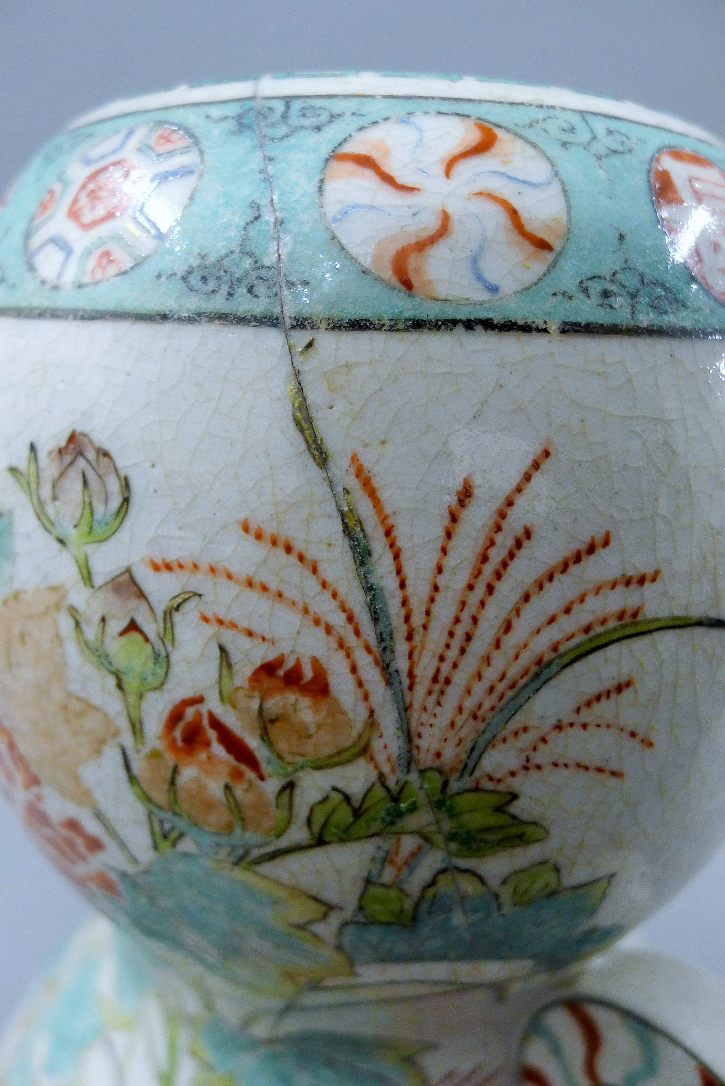 A Japanese porcelain vase with loop handles. 31 cm high. - Image 7 of 7