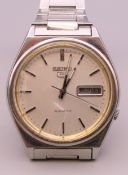 A vintage gentlemen's Seiko 5 automatic wristwatch with day/date aperture. 3.5 cm wide.