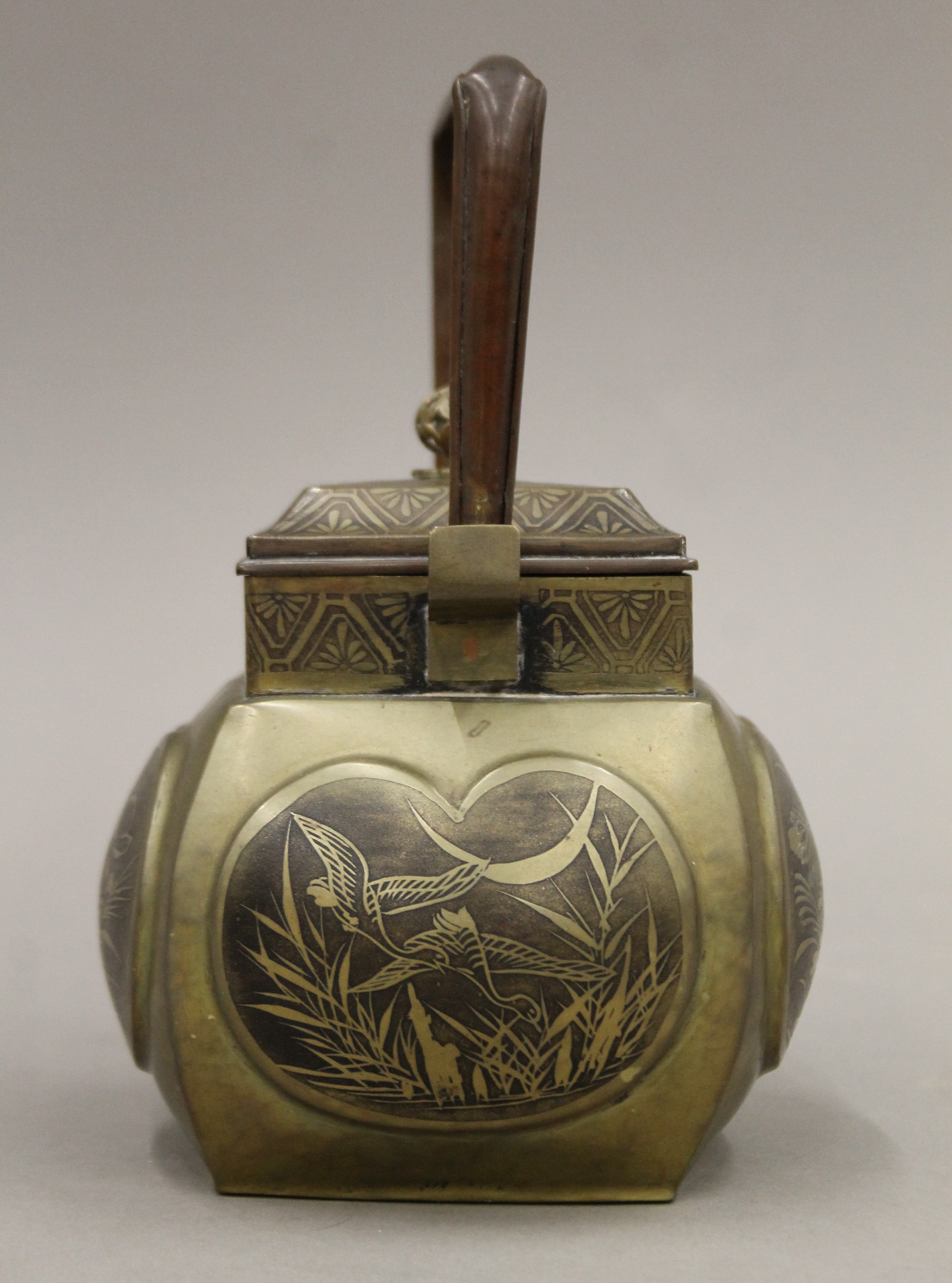 A 19th century Oriental teapot. 18.5 cm high overall. - Image 3 of 5