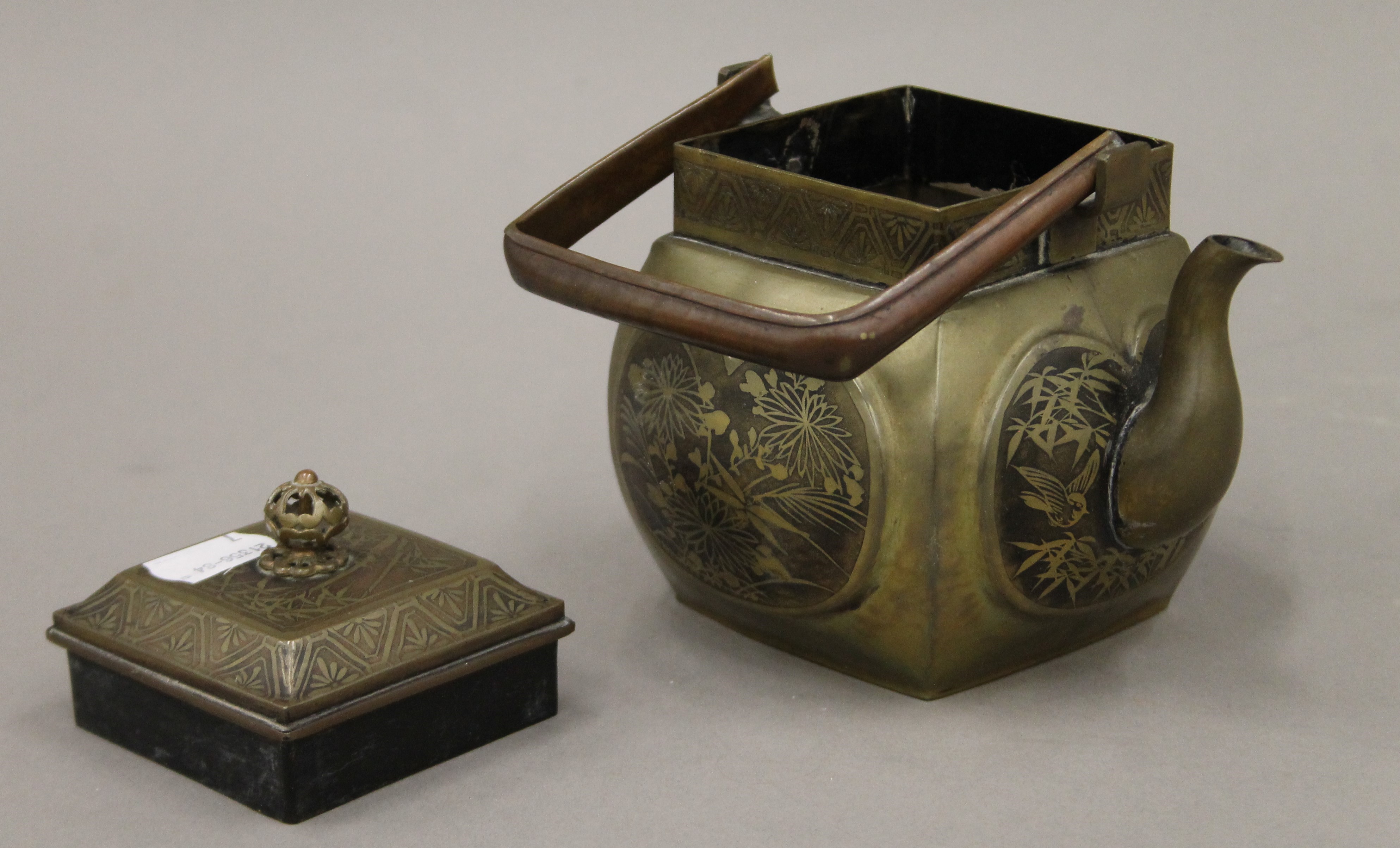 A 19th century Oriental teapot. 18.5 cm high overall. - Image 5 of 5