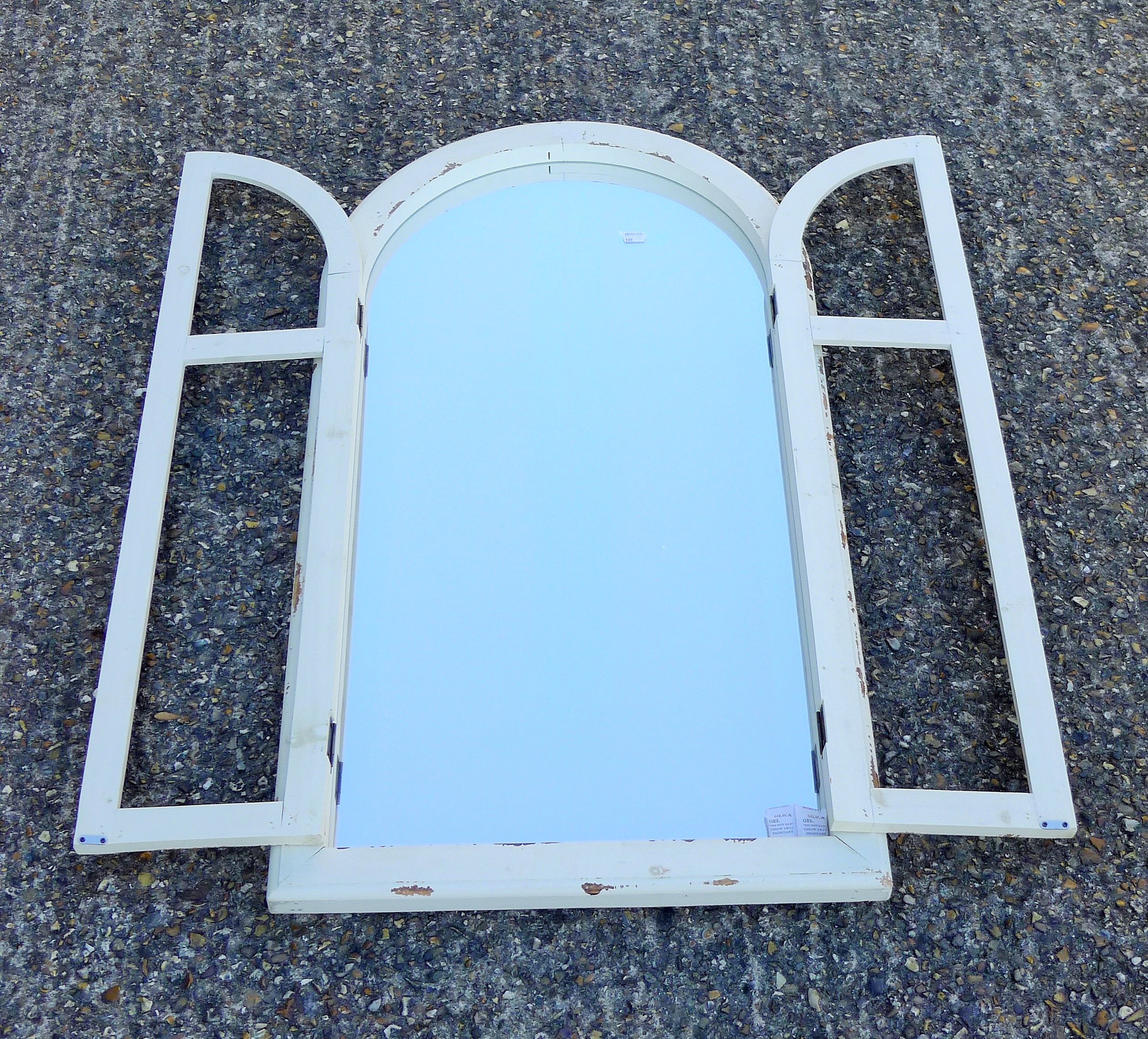 A pair of white arched shutter mirrors. 101 cm high. - Image 3 of 3