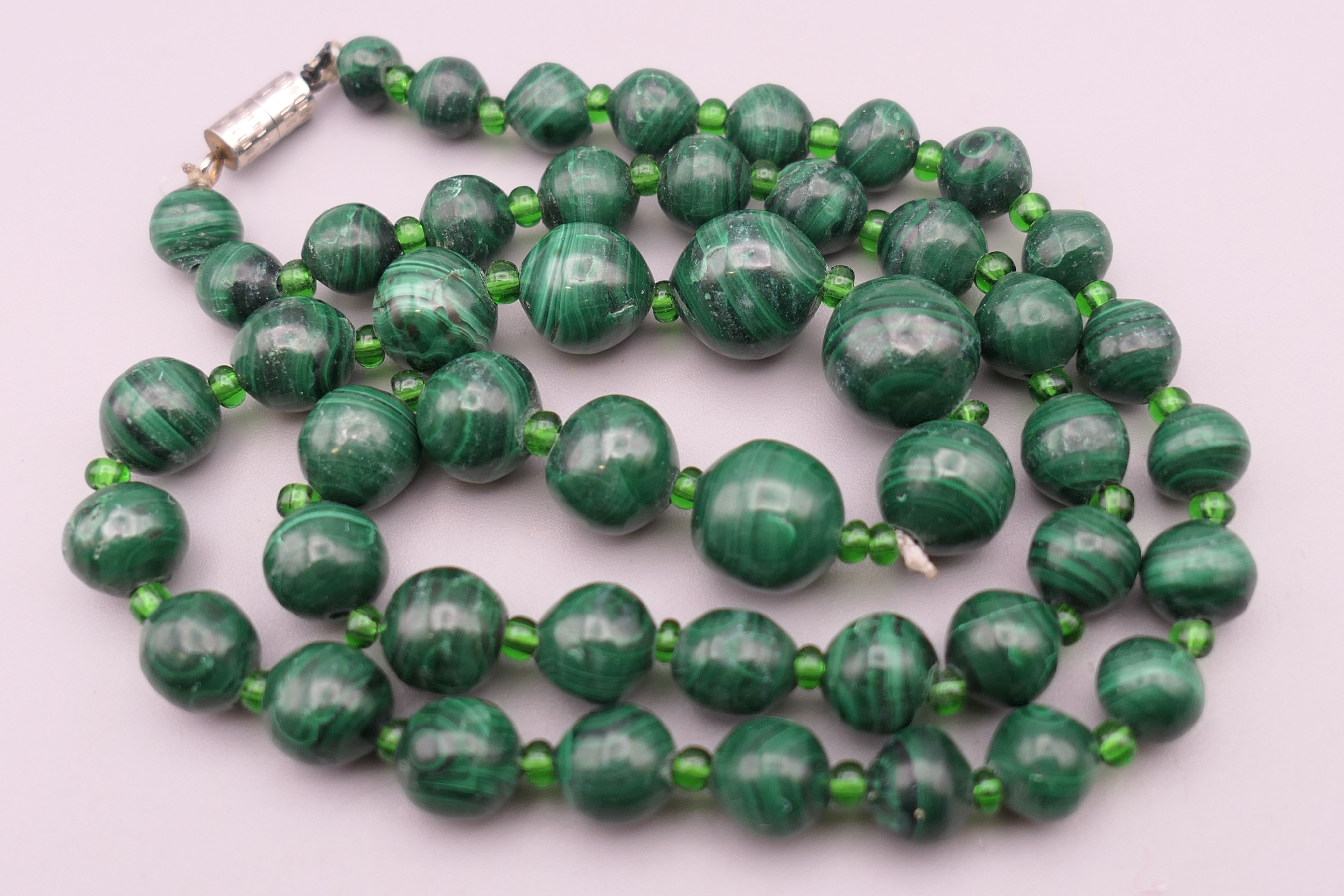 A small quantity of miscellaneous jewellery. Malachite necklace 46 cm long. - Image 8 of 8