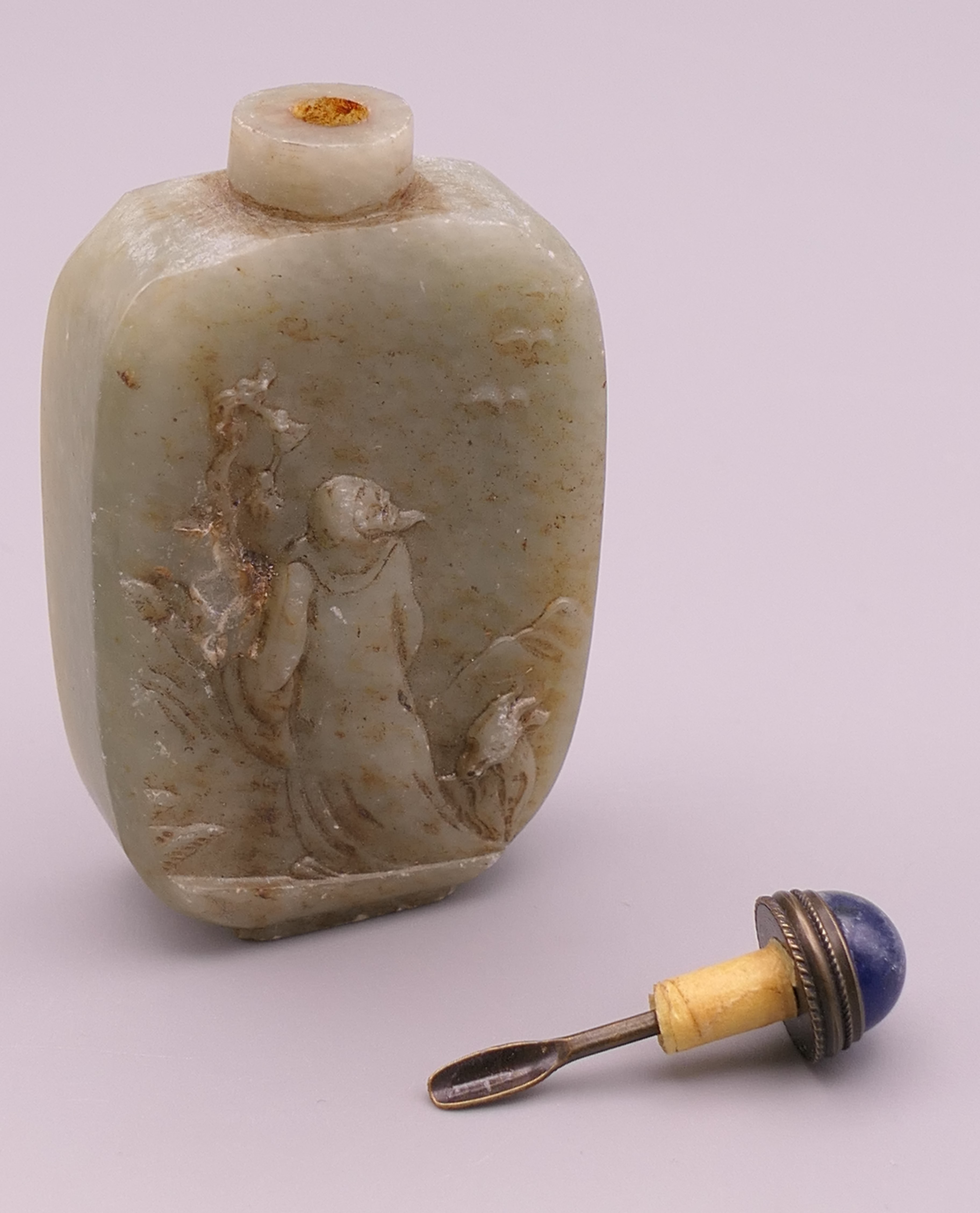A jade snuff bottle. 7.5 cm high. - Image 5 of 5