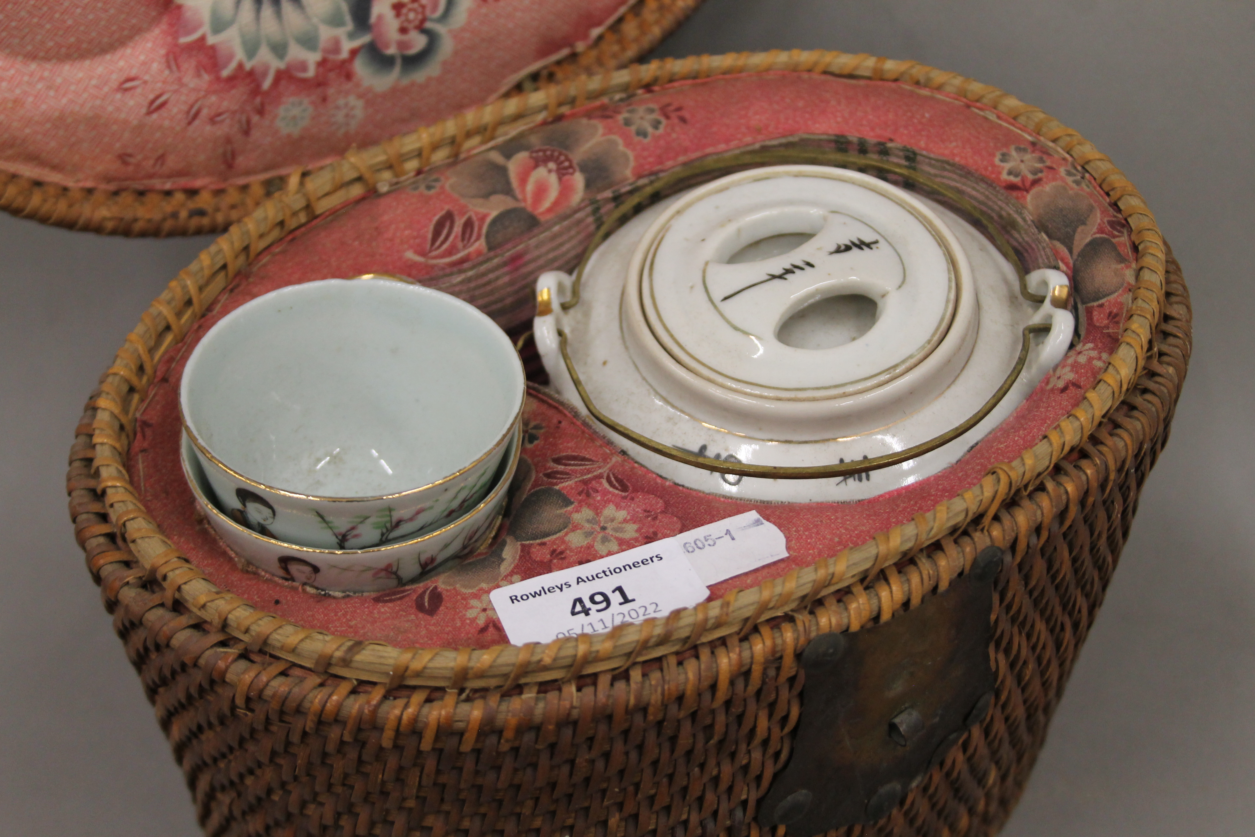 A late 19th/early 20th century Chinese teapot and two tea bowls, housed in a basket. - Image 11 of 11