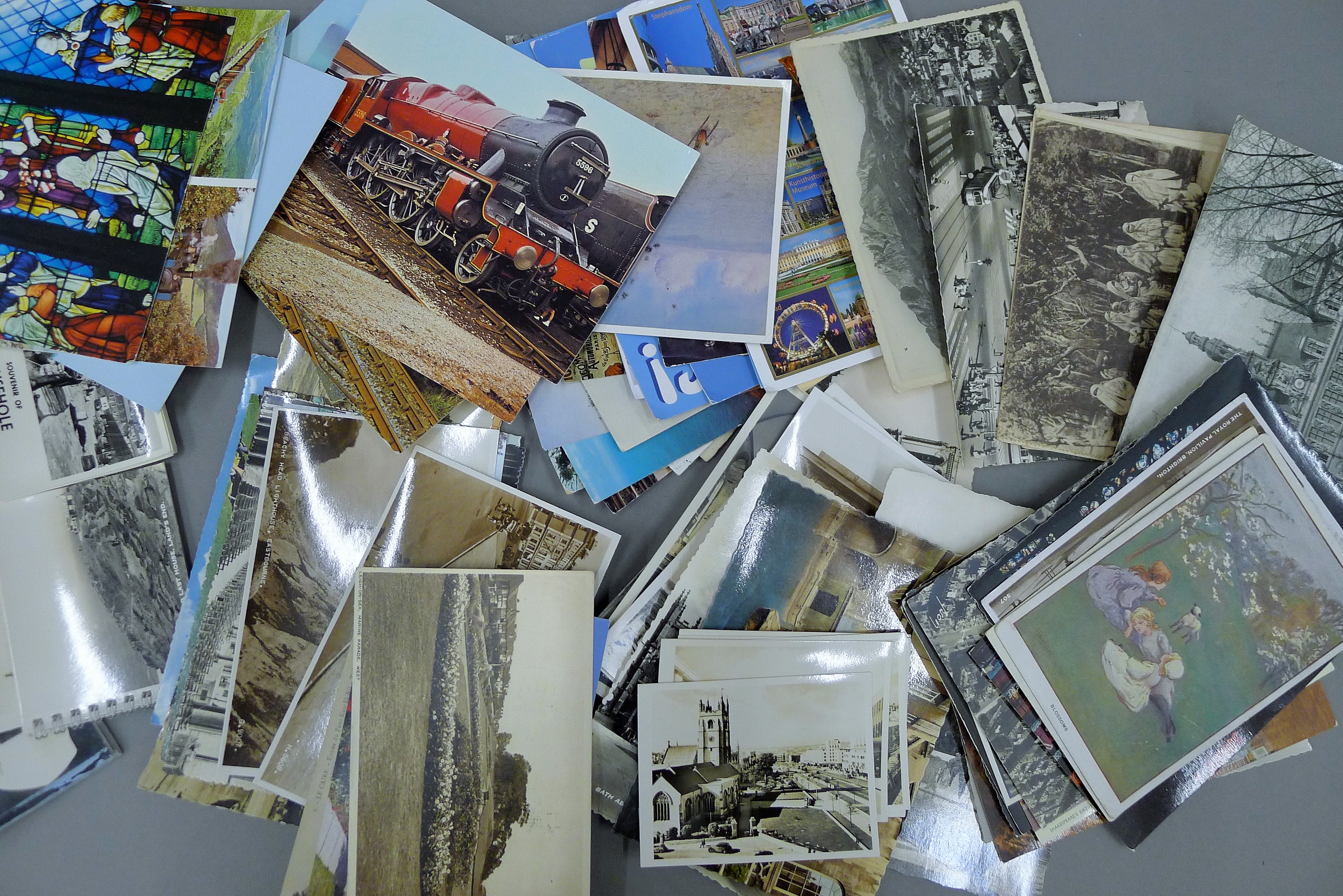 A quantity of various vintage postcards.