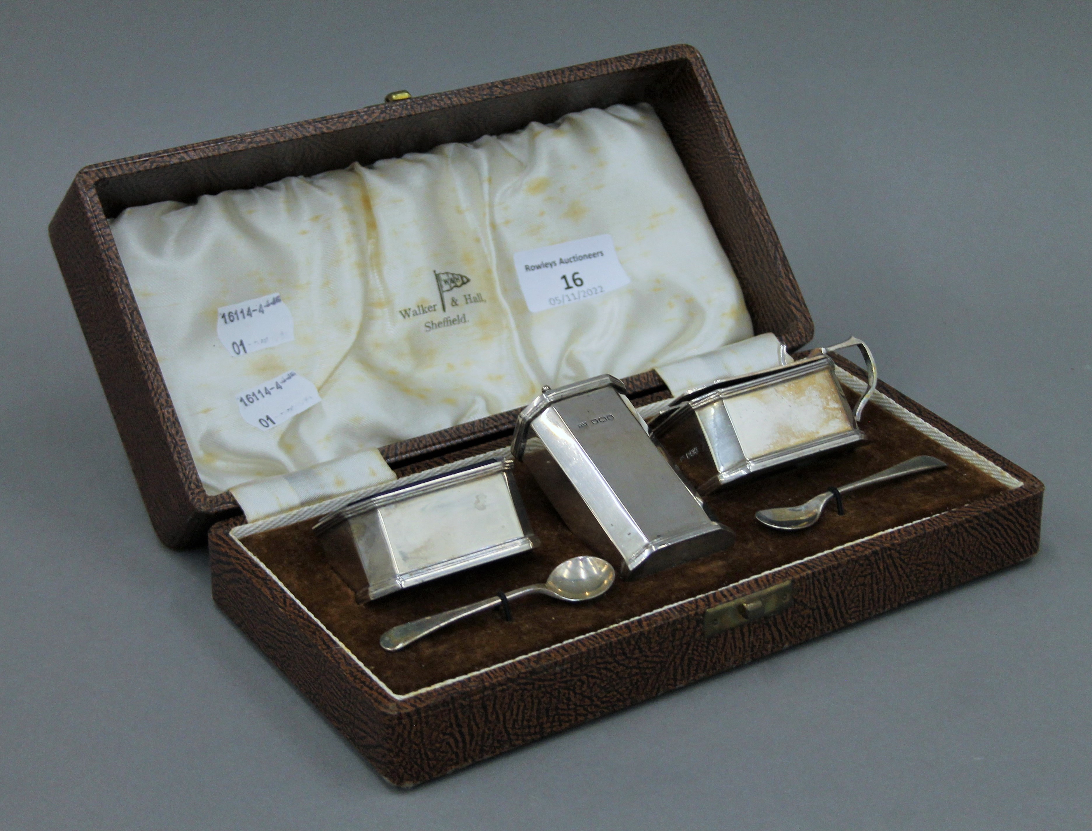 A Walker & Hall cased silver cruet set (lacking one liner). 183.7 grammes. - Image 2 of 11