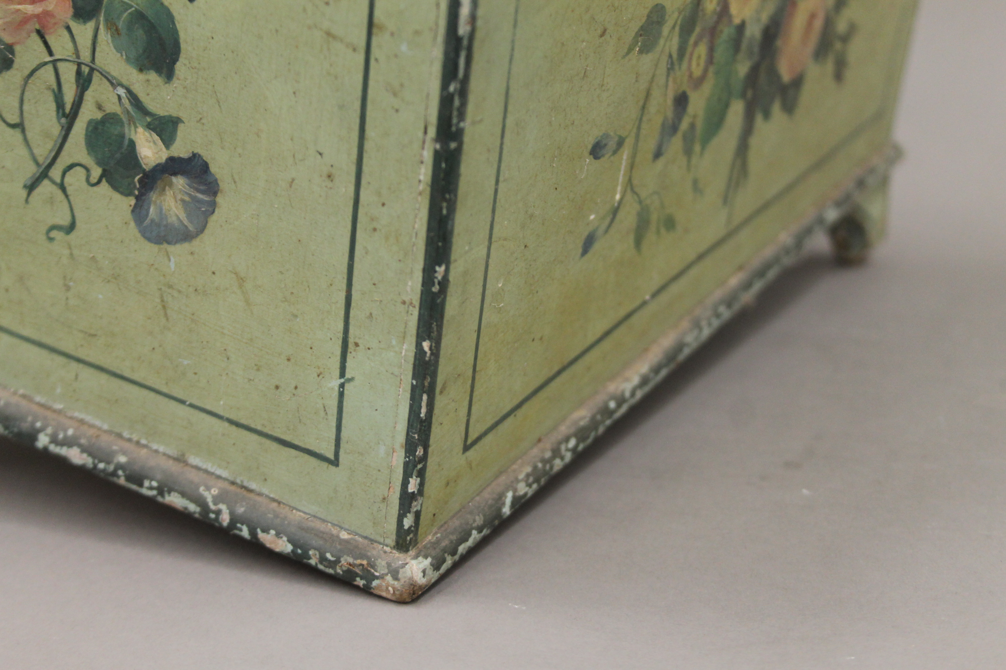 A vintage painted Canterbury. 35.5 cm wide. - Image 5 of 5