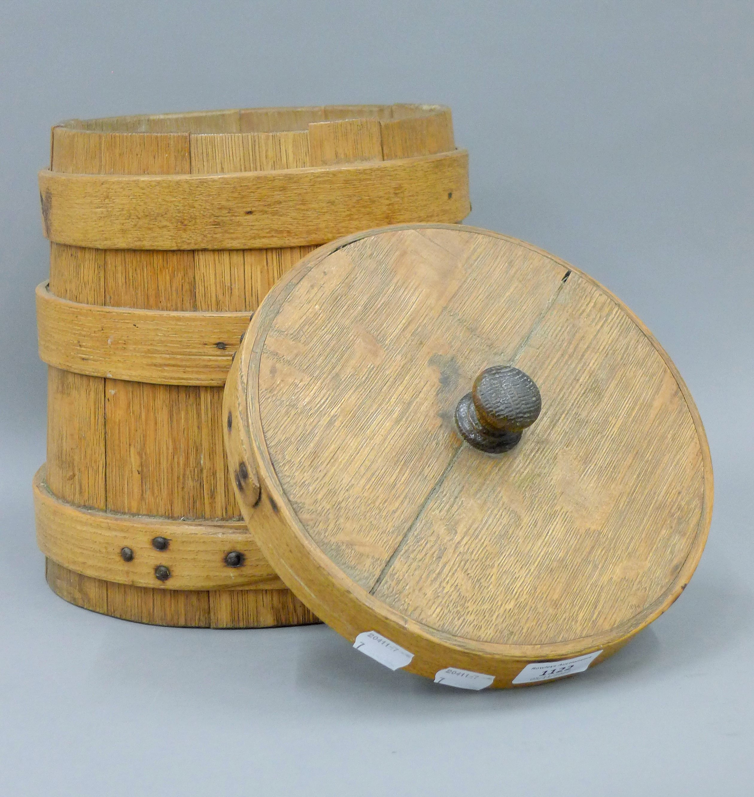 A vintage wooden band box. 28 cm high. - Image 3 of 3